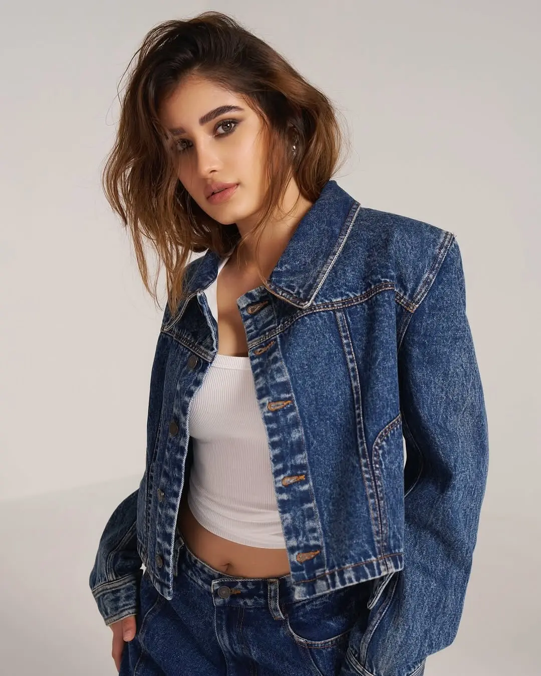 Effortless Cool: Rasha Thadani's Timeless Look