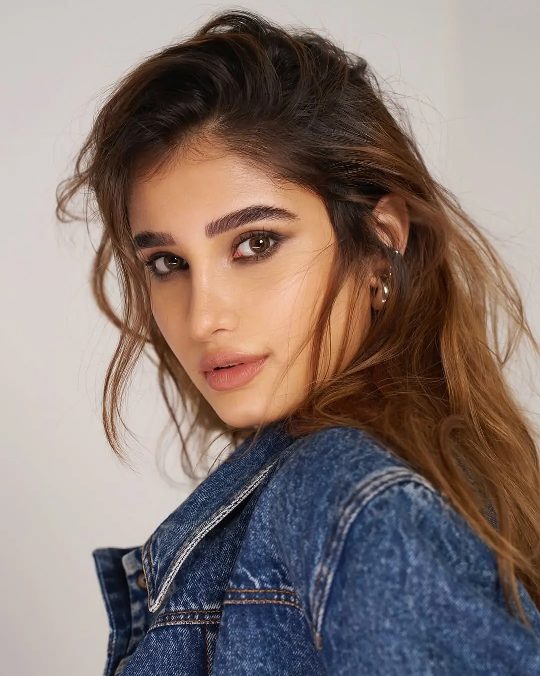 Effortless Cool: Rasha Thadani's Timeless Look