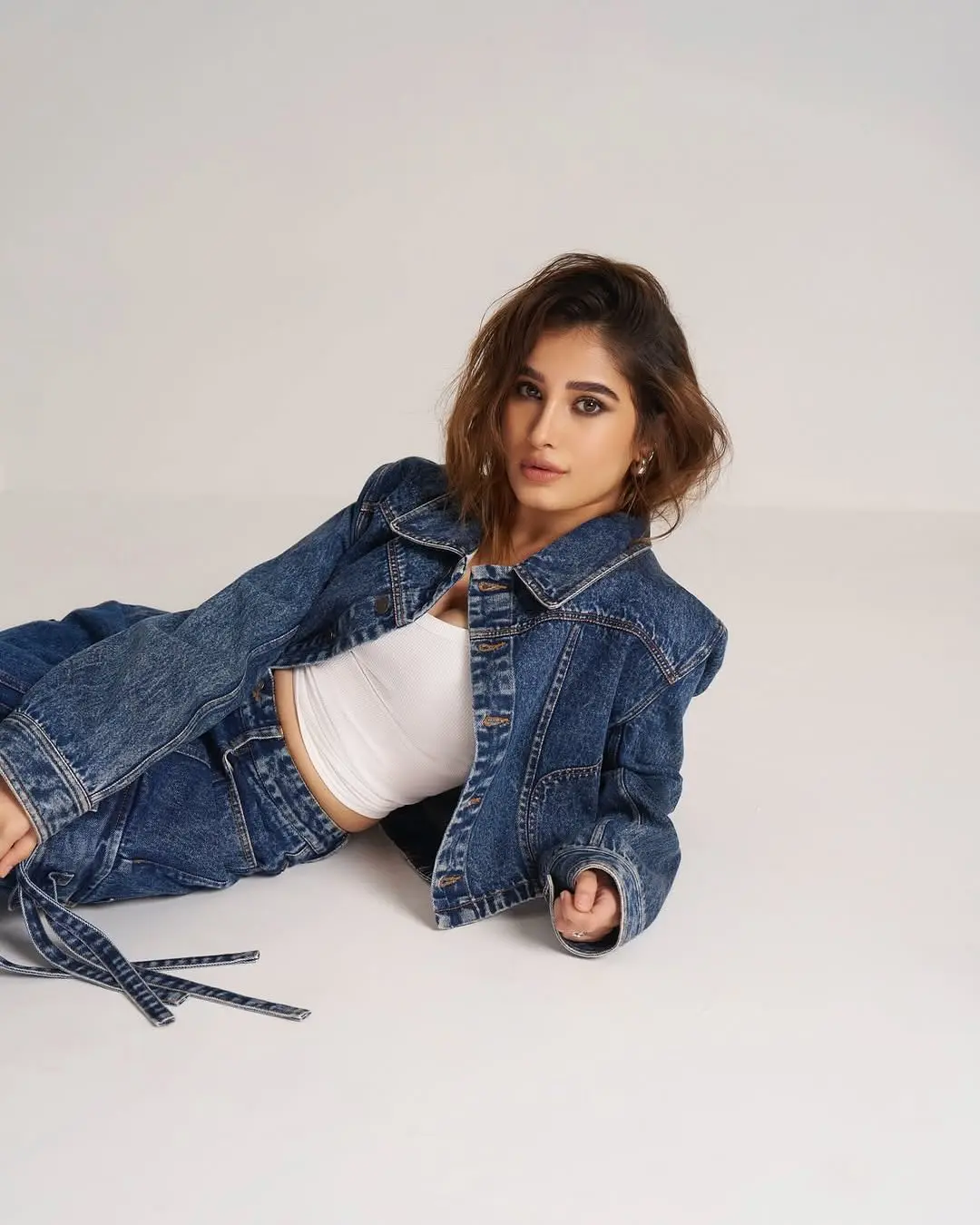 Effortless Cool: Rasha Thadani's Timeless Look