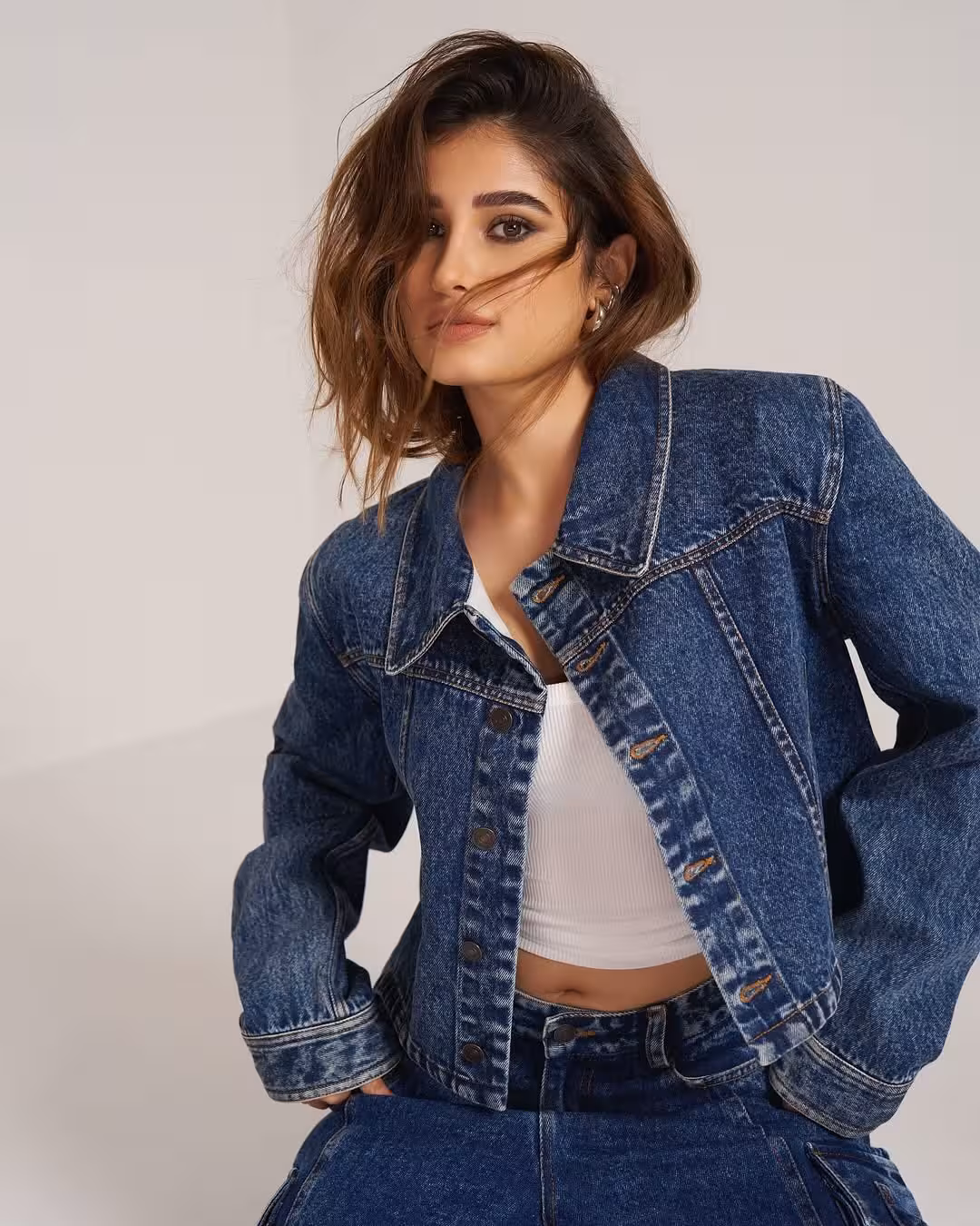 Effortless Cool: Rasha Thadani's Timeless Look