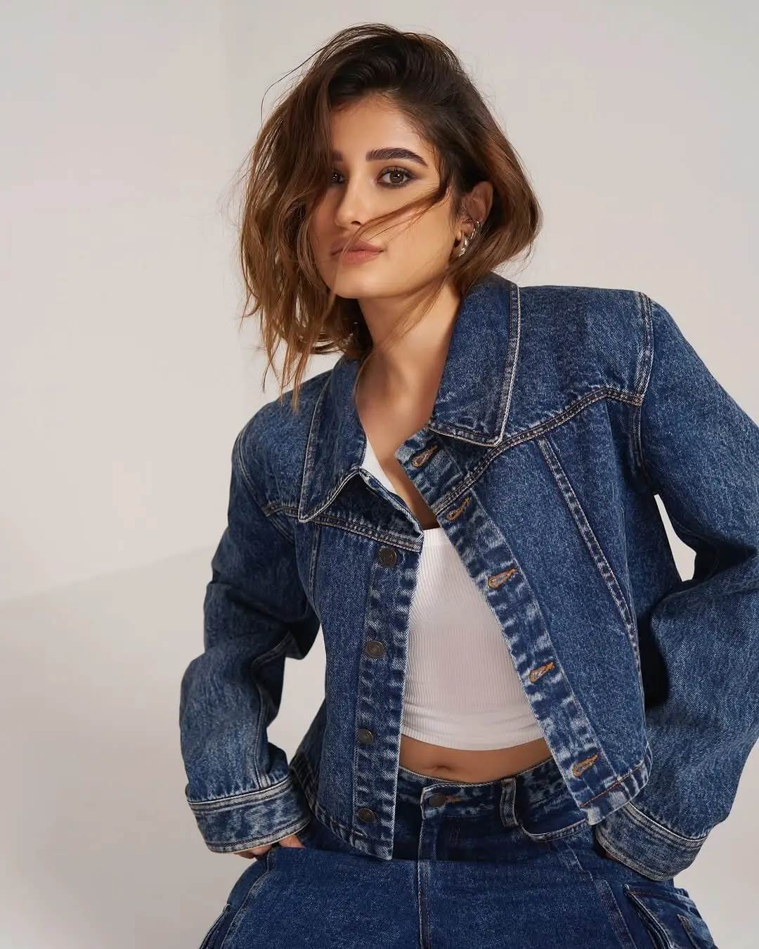 Effortless Cool: Rasha Thadani's Timeless Look
