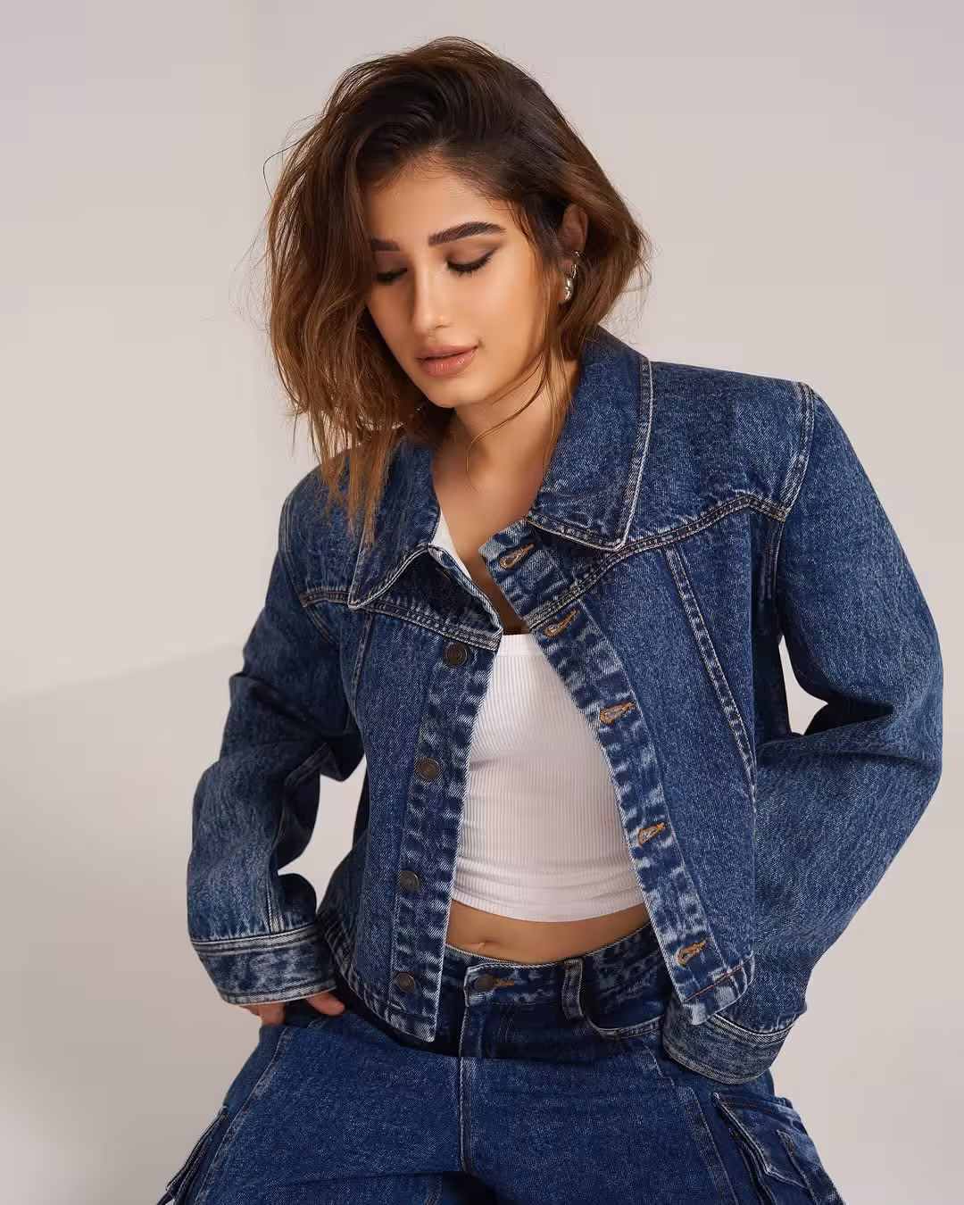 Effortless Cool: Rasha Thadani's Timeless Look