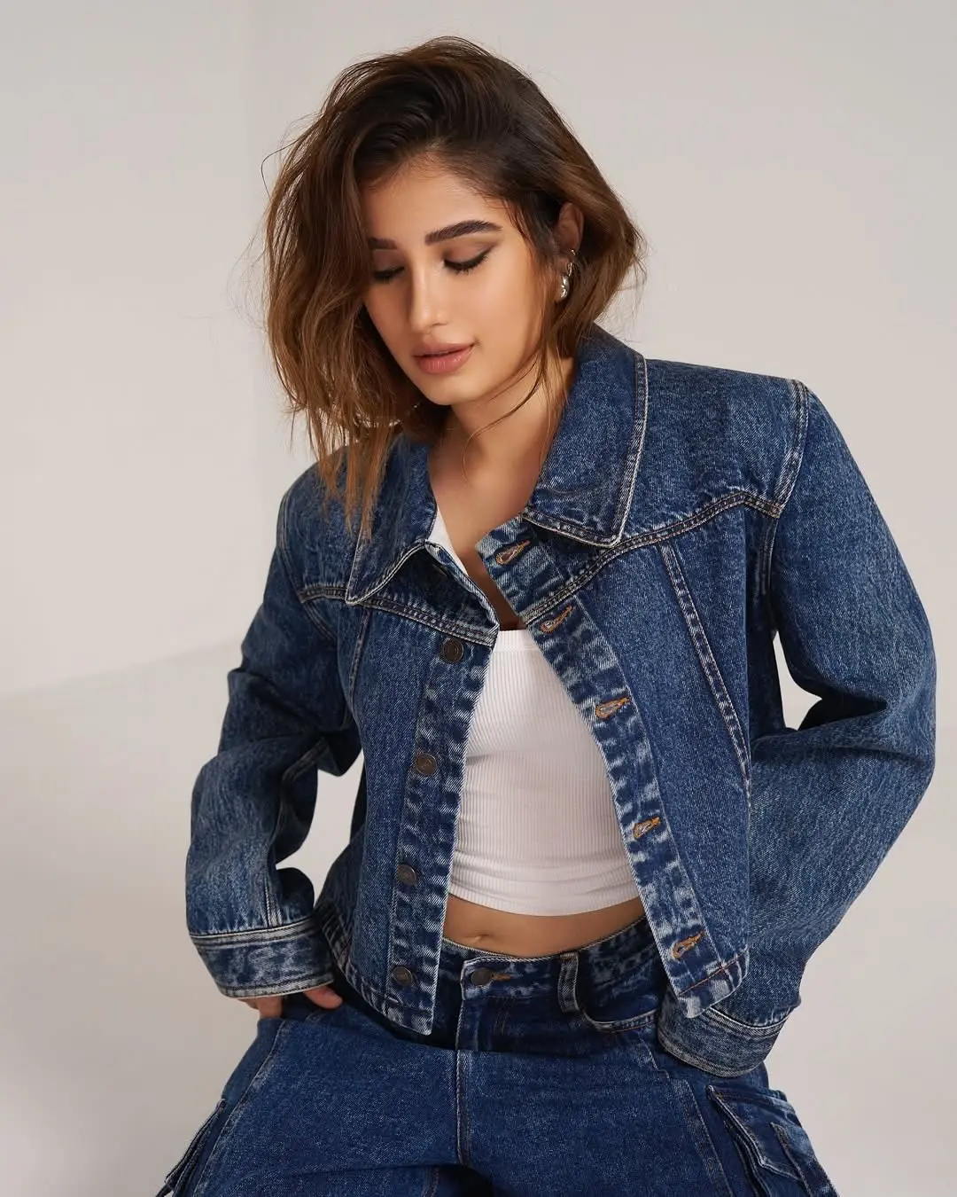 Effortless Cool: Rasha Thadani's Timeless Look