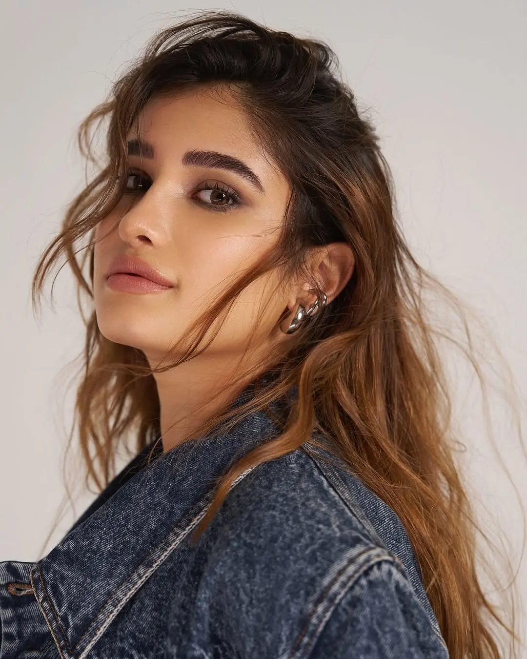 Effortless Cool: Rasha Thadani's Timeless Look