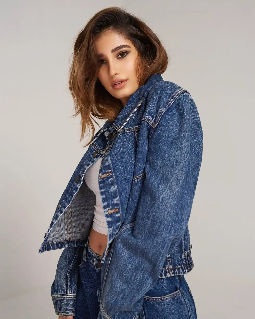 Effortless Cool: Rasha Thadani's Timeless Look