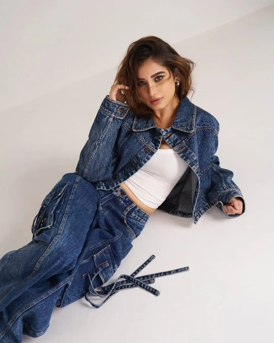 Effortless Cool: Rasha Thadani's Timeless Look