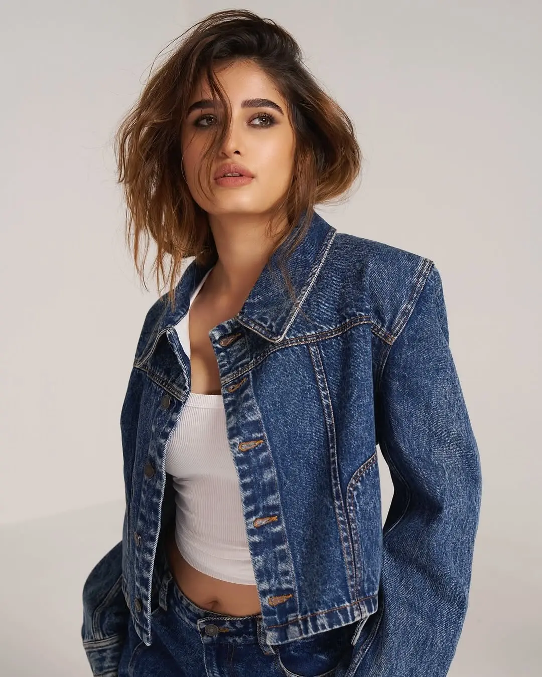 Effortless Cool: Rasha Thadani's Timeless Look