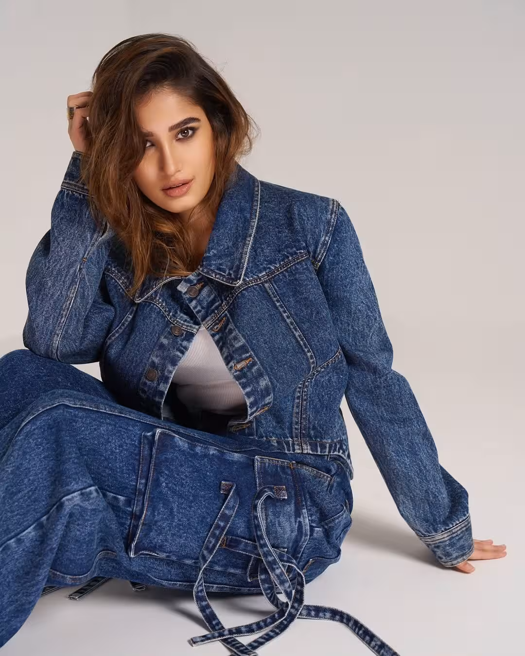 Effortless Cool: Rasha Thadani's Timeless Look
