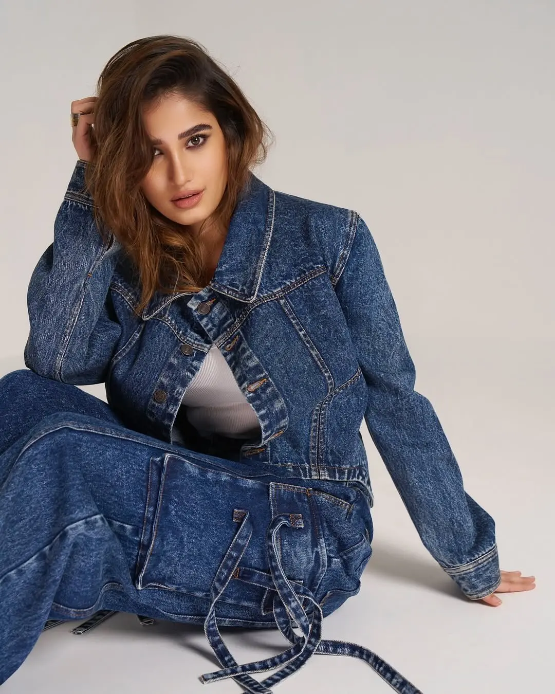 Effortless Cool: Rasha Thadani's Timeless Look