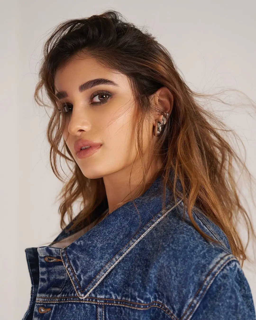 Effortless Cool: Rasha Thadani's Timeless Look