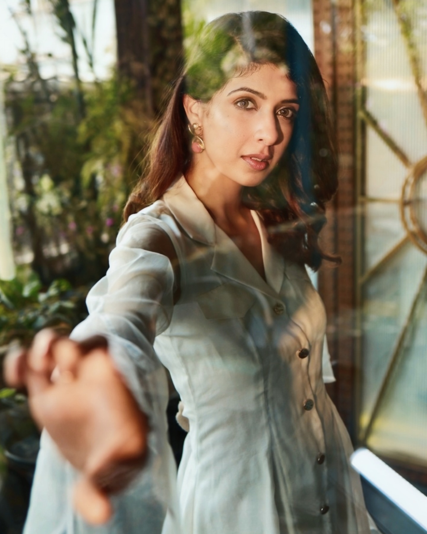 Aishwarya Sakhuja ushers in the week with pure poise and tranquil vibes at a Mumbai shoot!!