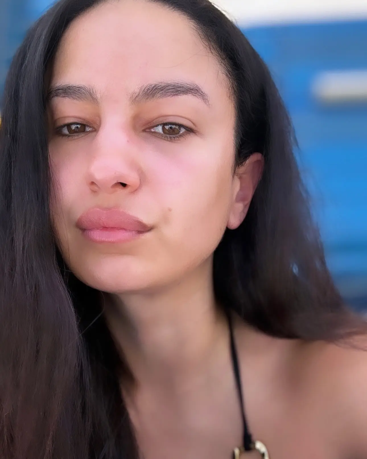 Elena Fernandes Radiates Poolside Confidence Golden glow, effortless style and a serene vibe define Elena's peaceful poolside moment!!