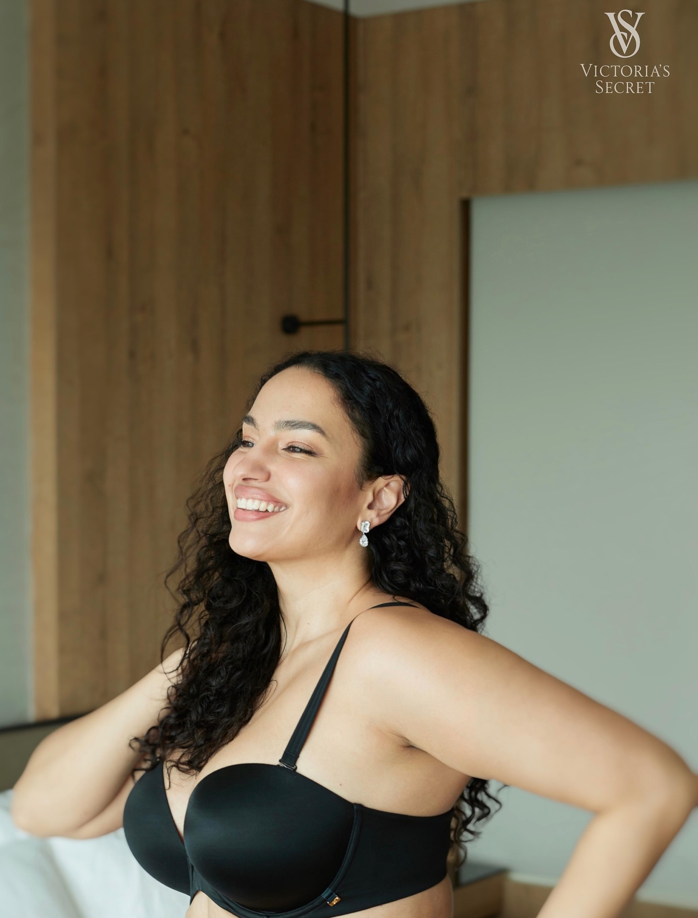 Redefining allure with confidence, Elena Fernandes celebrates a moment of self-empowerment.
