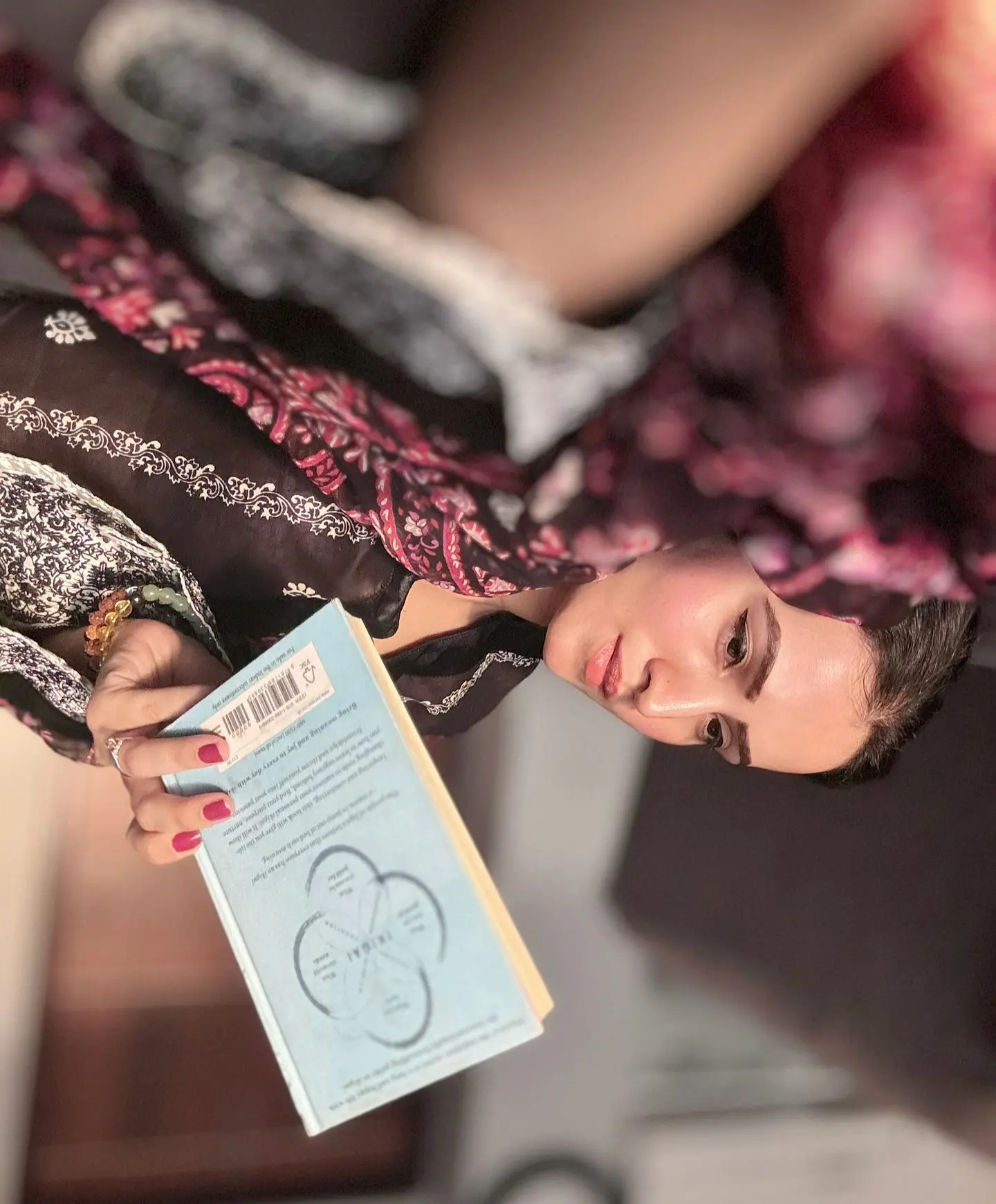 Falaque Rashid Roy: A Heart-Touching Reading Moment A lush blend of elegance and literary grace, sparking Bollywood-inspired vibes with flair!
