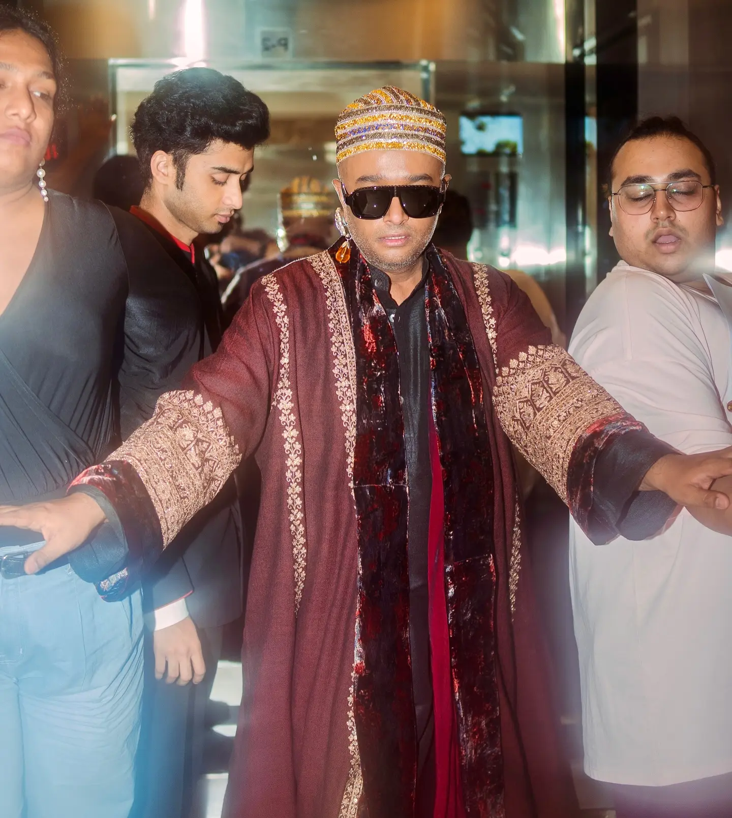 Faraz Arif Ansari Dines Out With Samosa & Jalebi Faraz Arif Ansari savors samosa, jalebi, showcasing candid charm and vibrant street style!