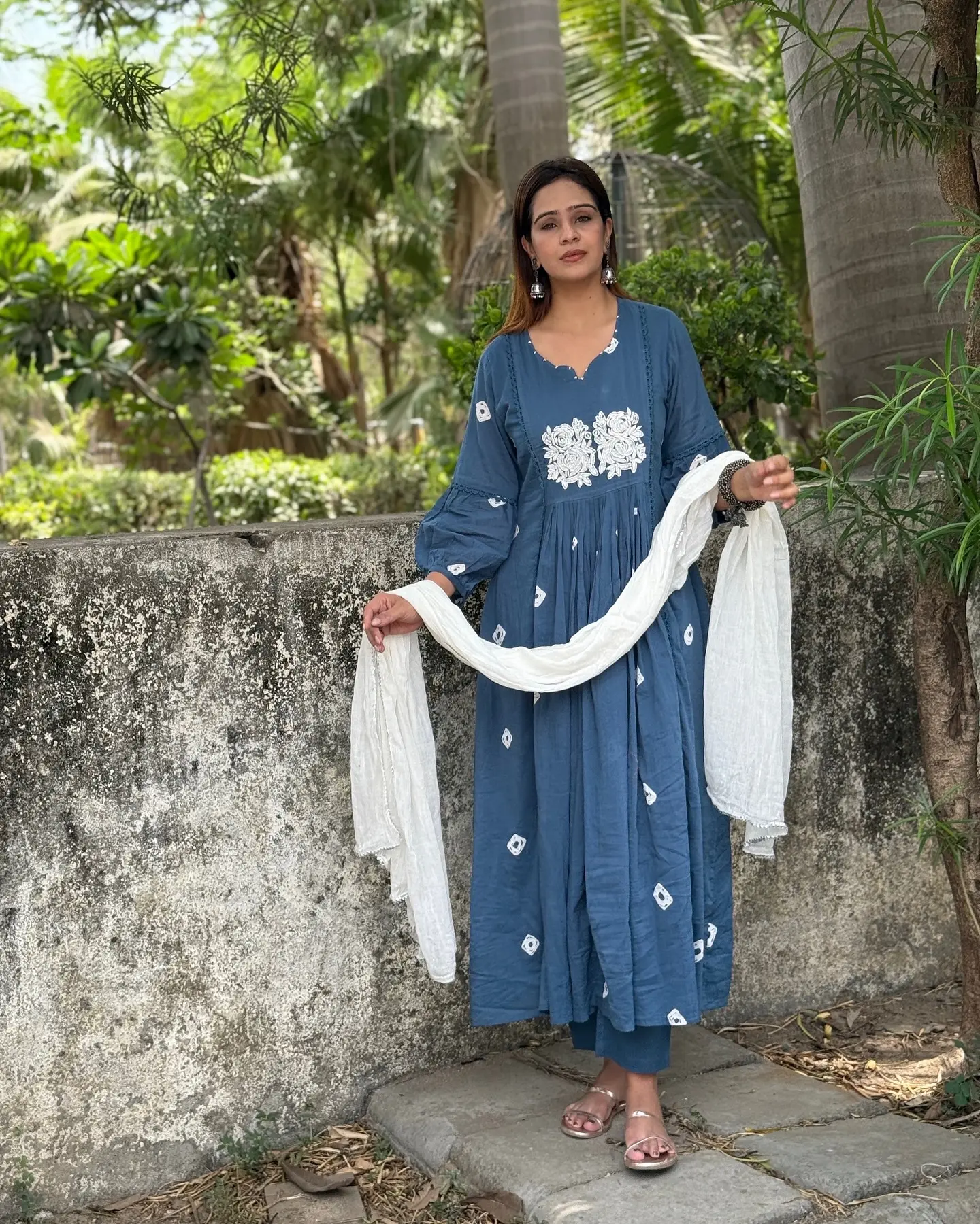 Fenil Umrigar’s Muse Stuns In Handcrafted Blue Cotton Suit Discover a blend of fine handwork and celebrity charm with this stylish blue cotton suit!!
