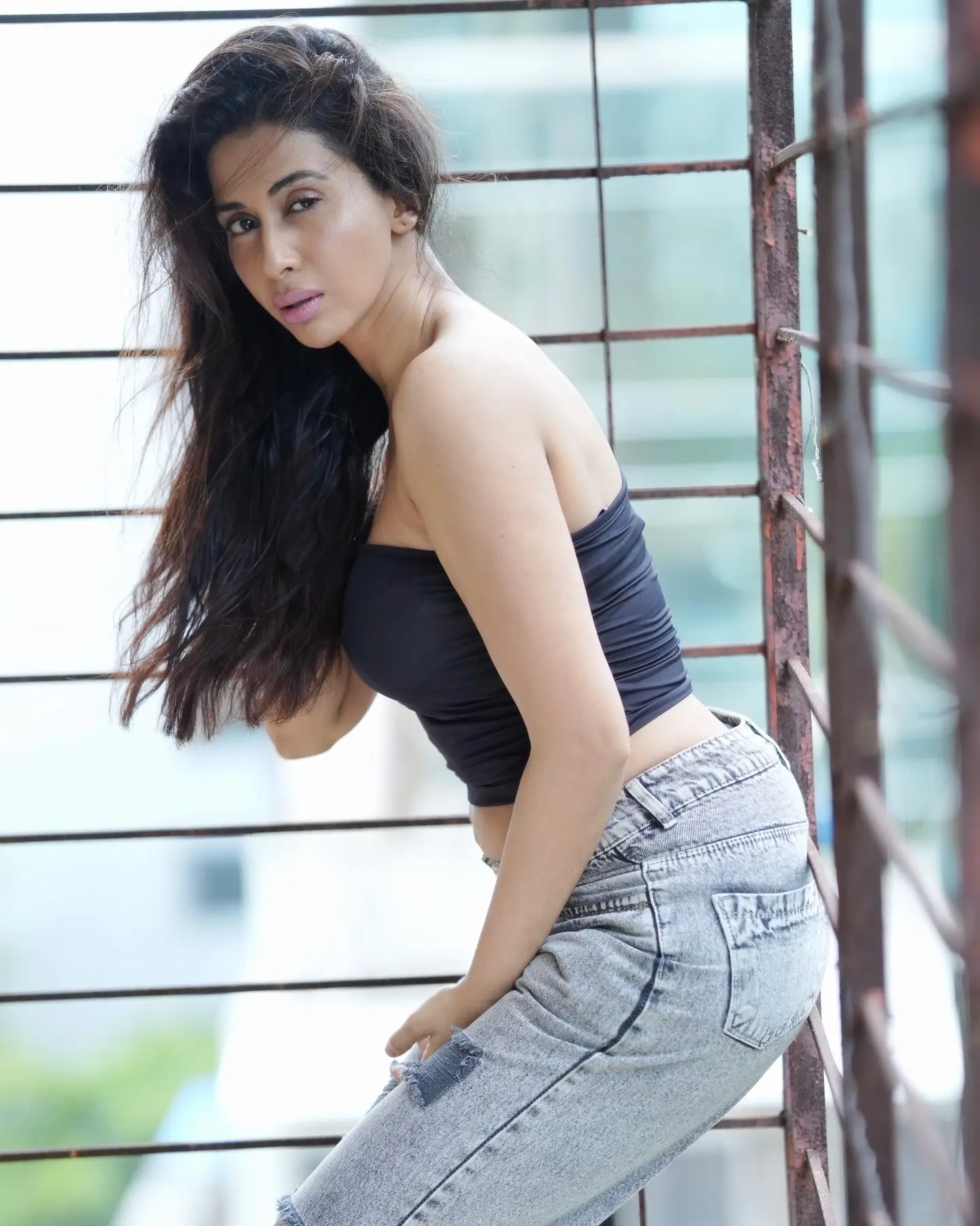 Gayathri’s Bold Fitness Move Inspires Fans In a daring pose sans chair, Gayathri shows exceptional quad power and raw fitness vibe.