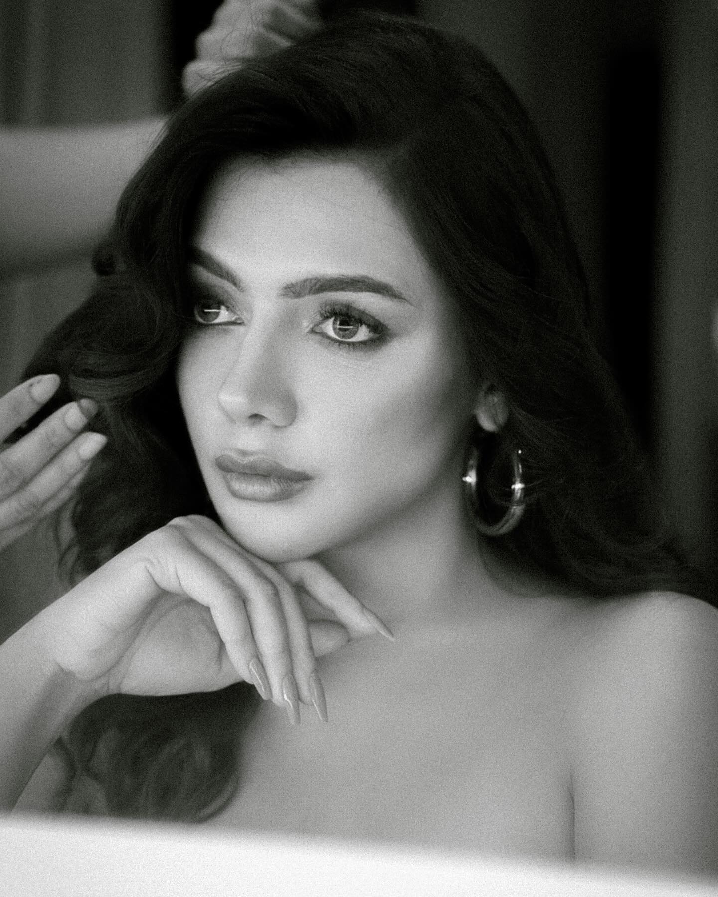 Glamorous Vibes: Ruhii Siingh’s Chic Statement