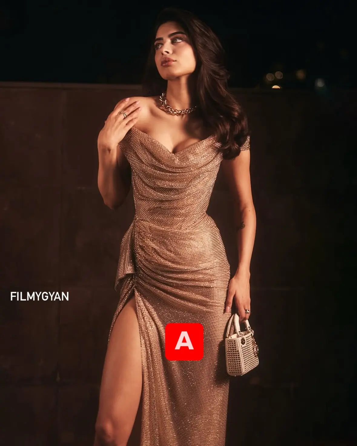 Golden Glam Showdown: Janhvi Vs Khushi