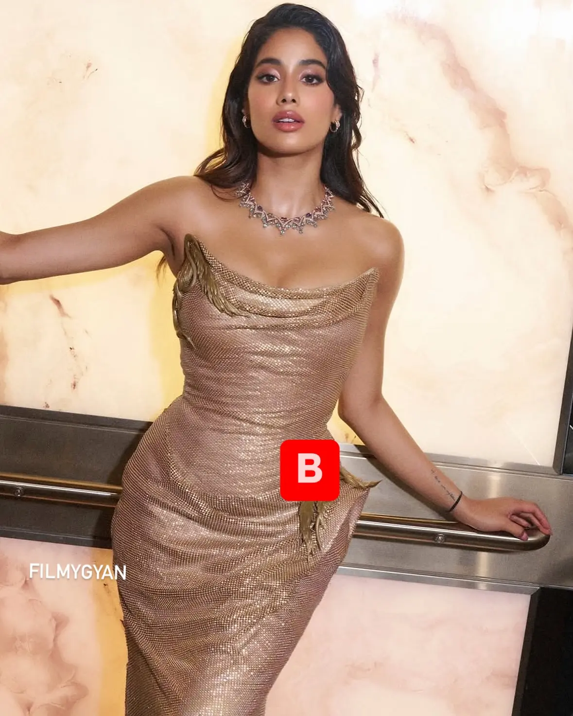 Golden Glam Showdown: Janhvi Vs Khushi