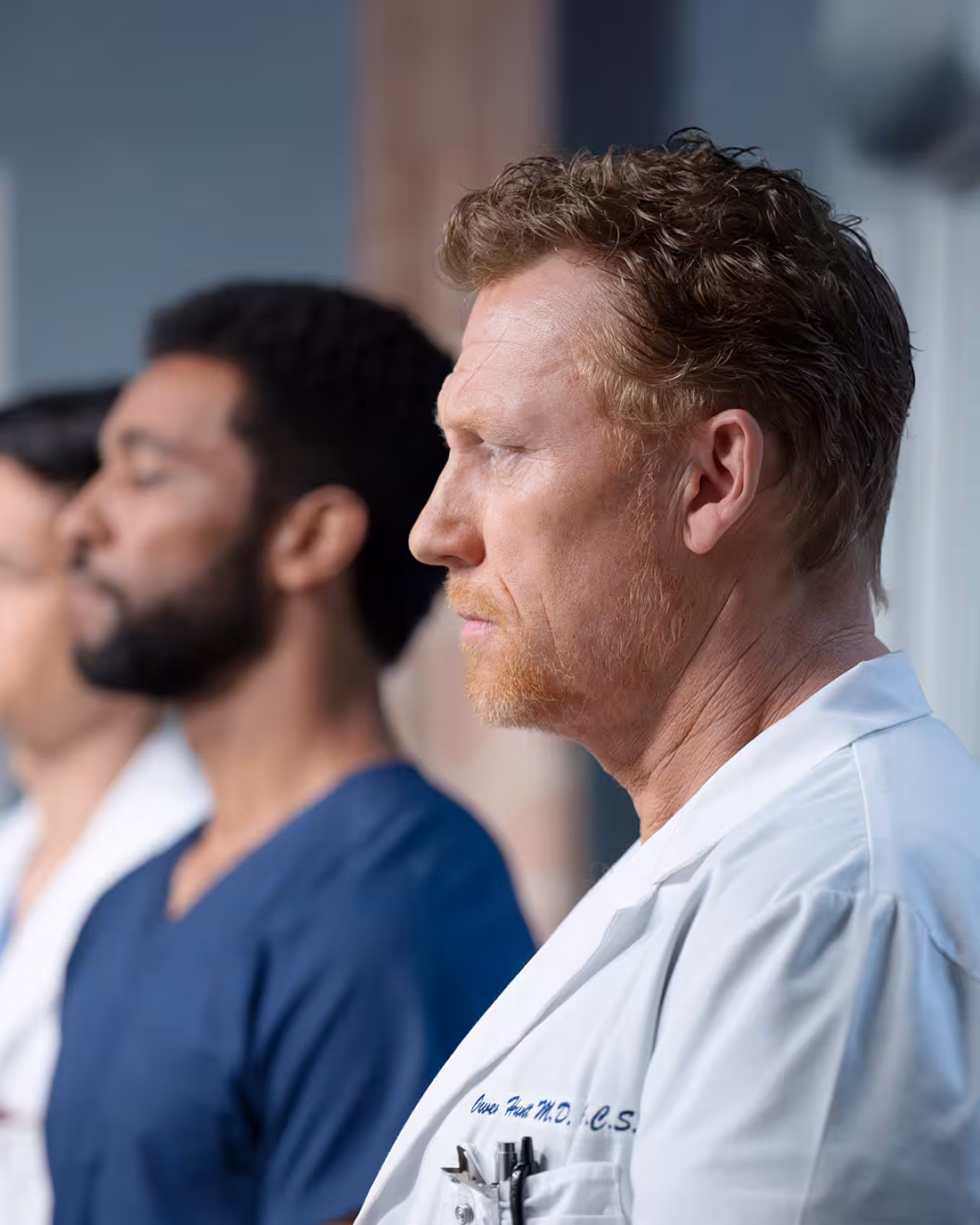 Popcorn in hand and nerves on edge as the Season 21 finale of Greys Anatomy unfolds live.!