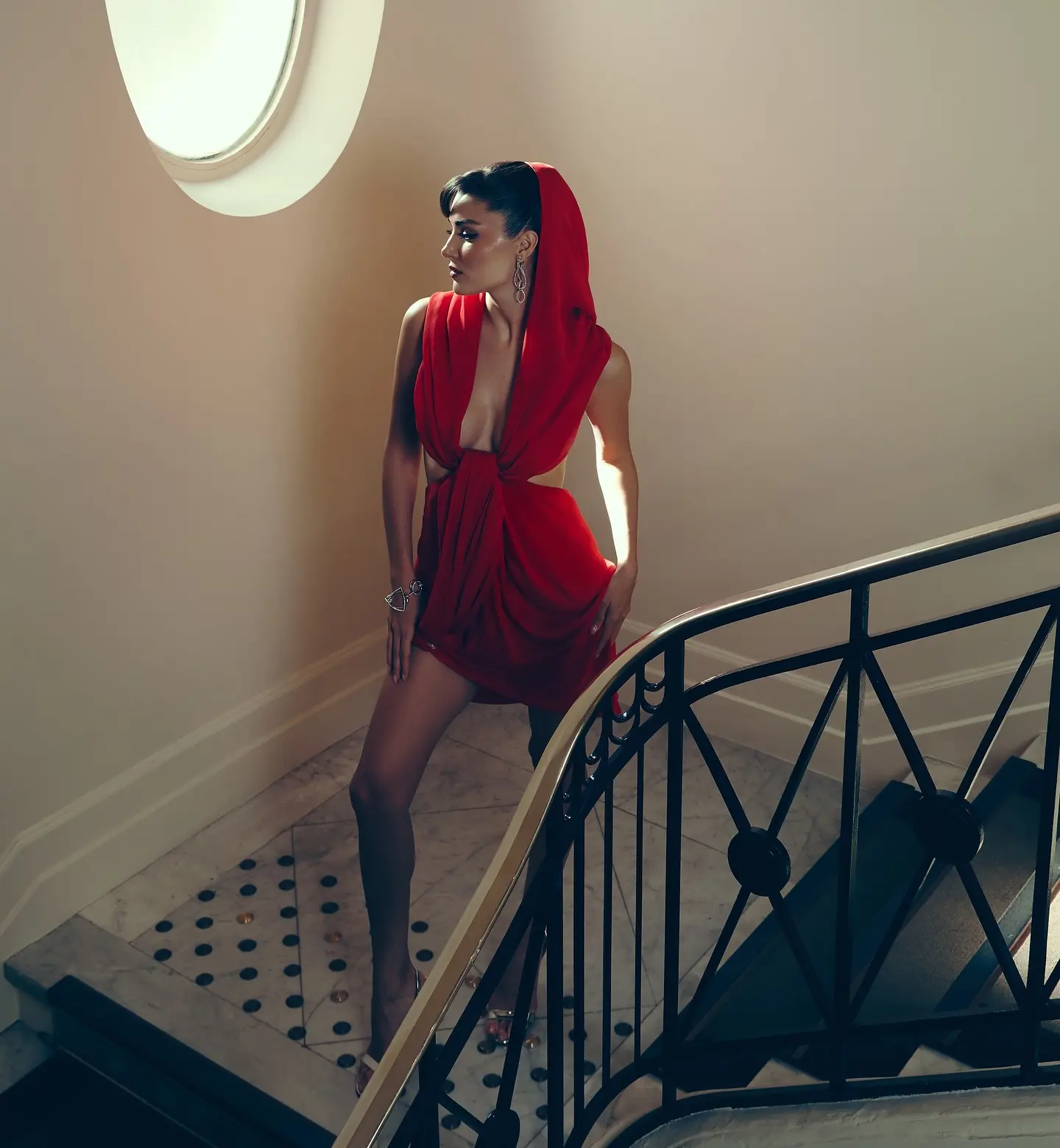 Hande Erçel Shines at Valli Dinner Event