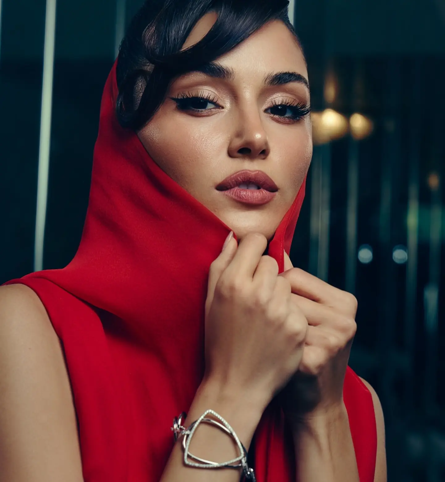 Hande Erçel Shines at Valli Dinner Event