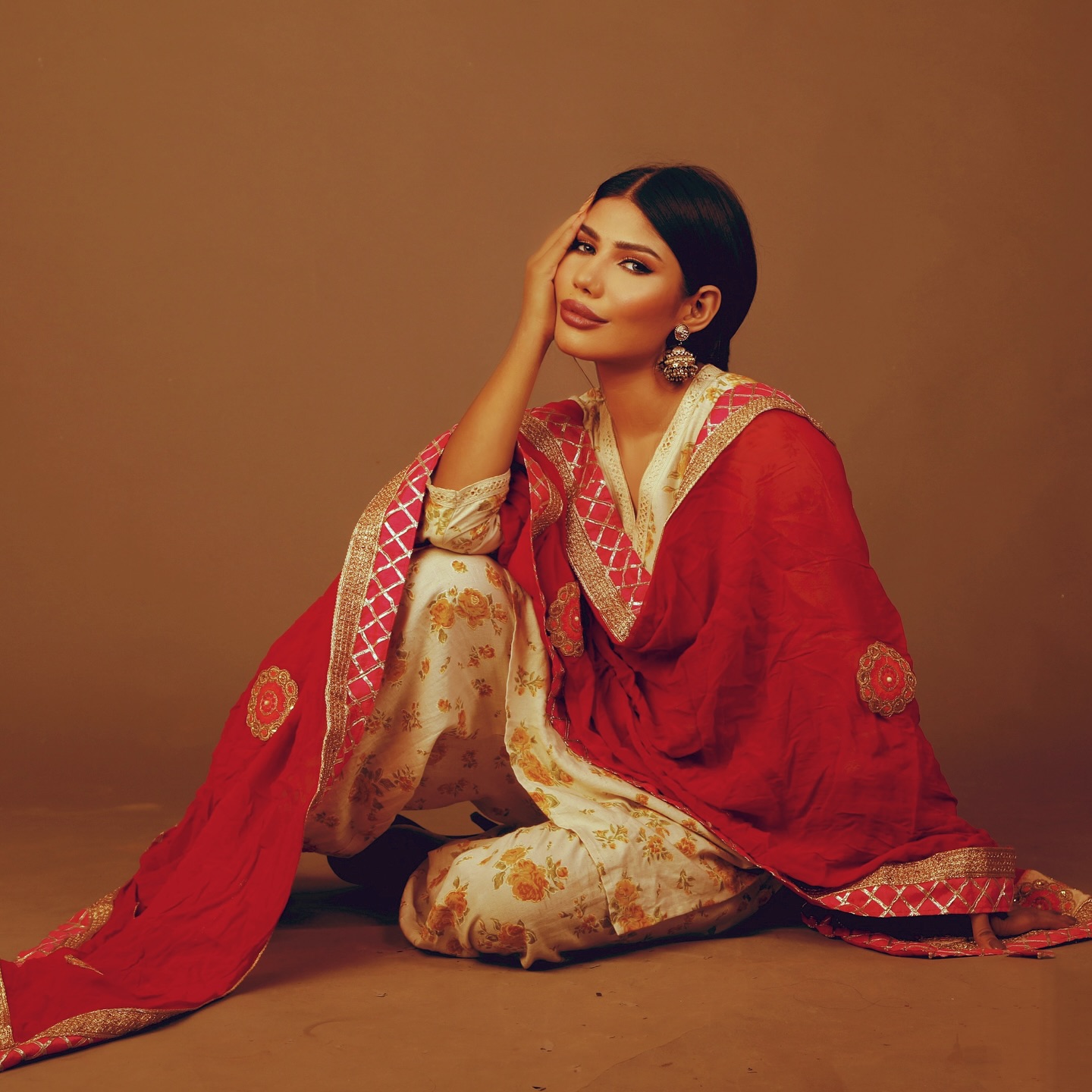 Himanshi Singh Charms With New Insta Caption Himanshi stuns with quirky caption, blending desi vibes with trendy visuals. Keep shining!
