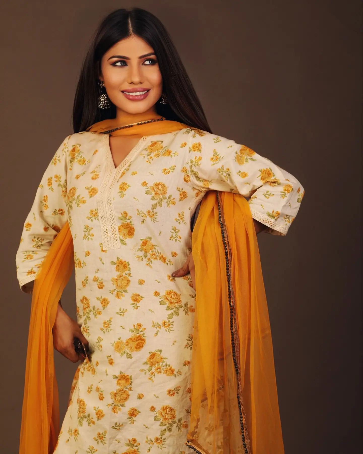 Himanshi Singh Inspires With Desi Vibes Desi vibe ignites creativity, capturing hearts on Instagram with soulful inspiration now!!