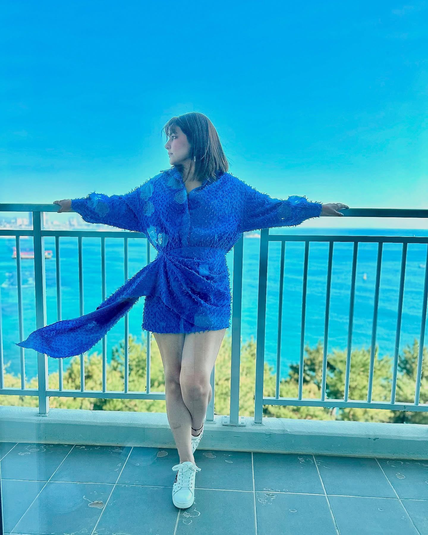 Hina Khan Stuns In Chic Blue Ensemble Star Hina Khan flaunts a cool, elegant look in a chic ensemble outfit by @she.llofficial!!