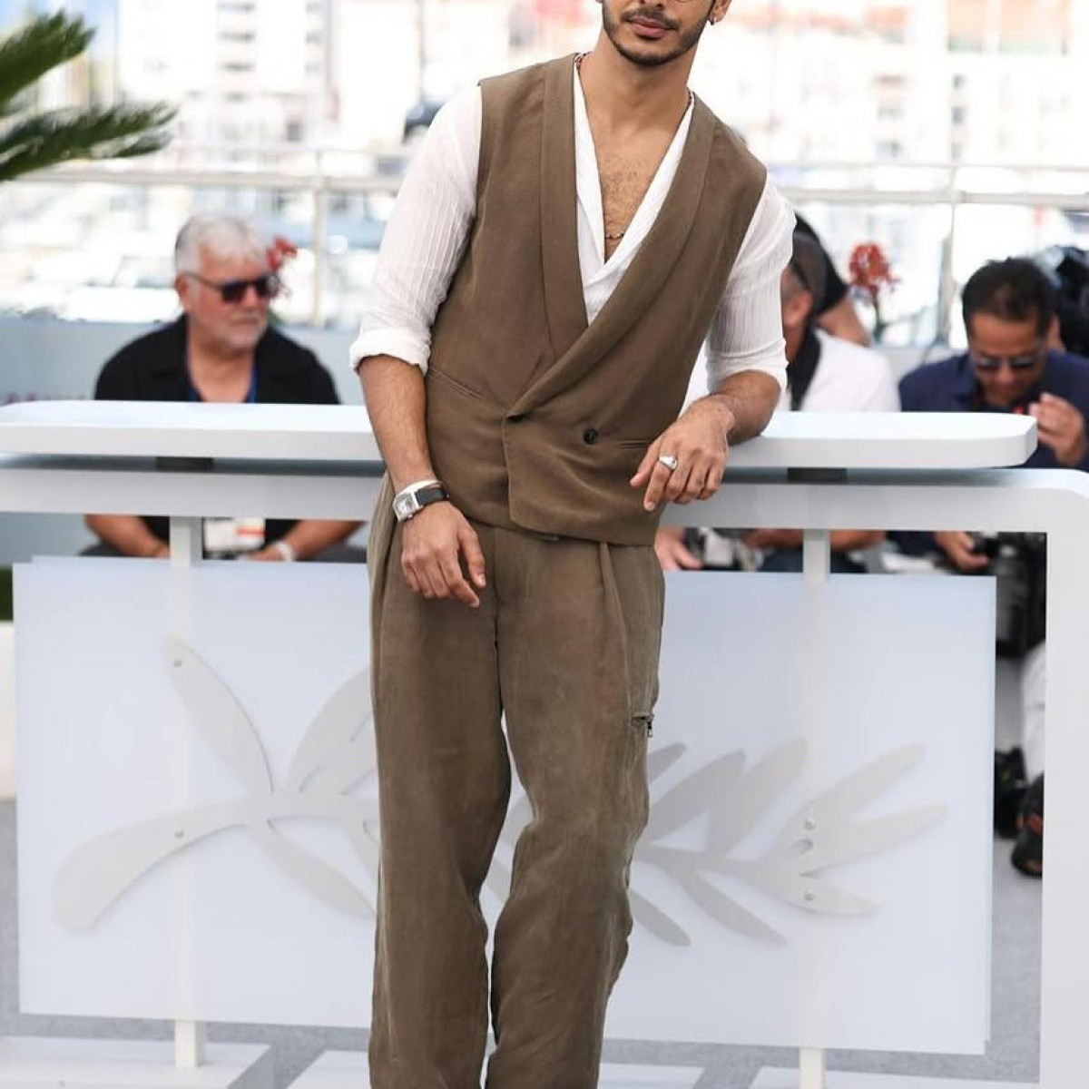 Ishaan Khatter Shines In Homebound Ishaan Khatter’s 9-minute Homebound ovation stuns critics, sparking passion among fans!!!!