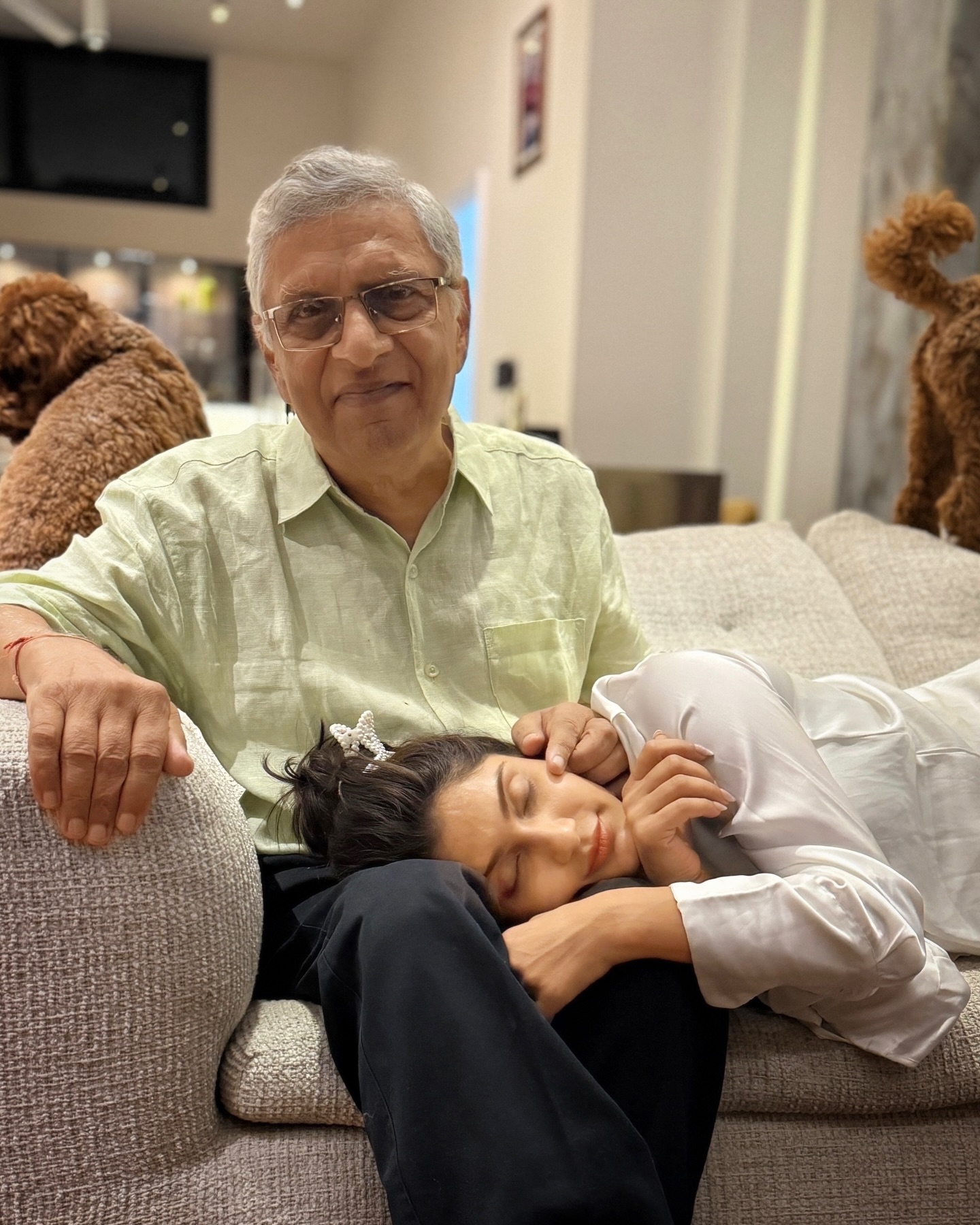 Jet-setting to Dad’s birthday, the actress embraces a heartfelt moment underscoring family bonds.