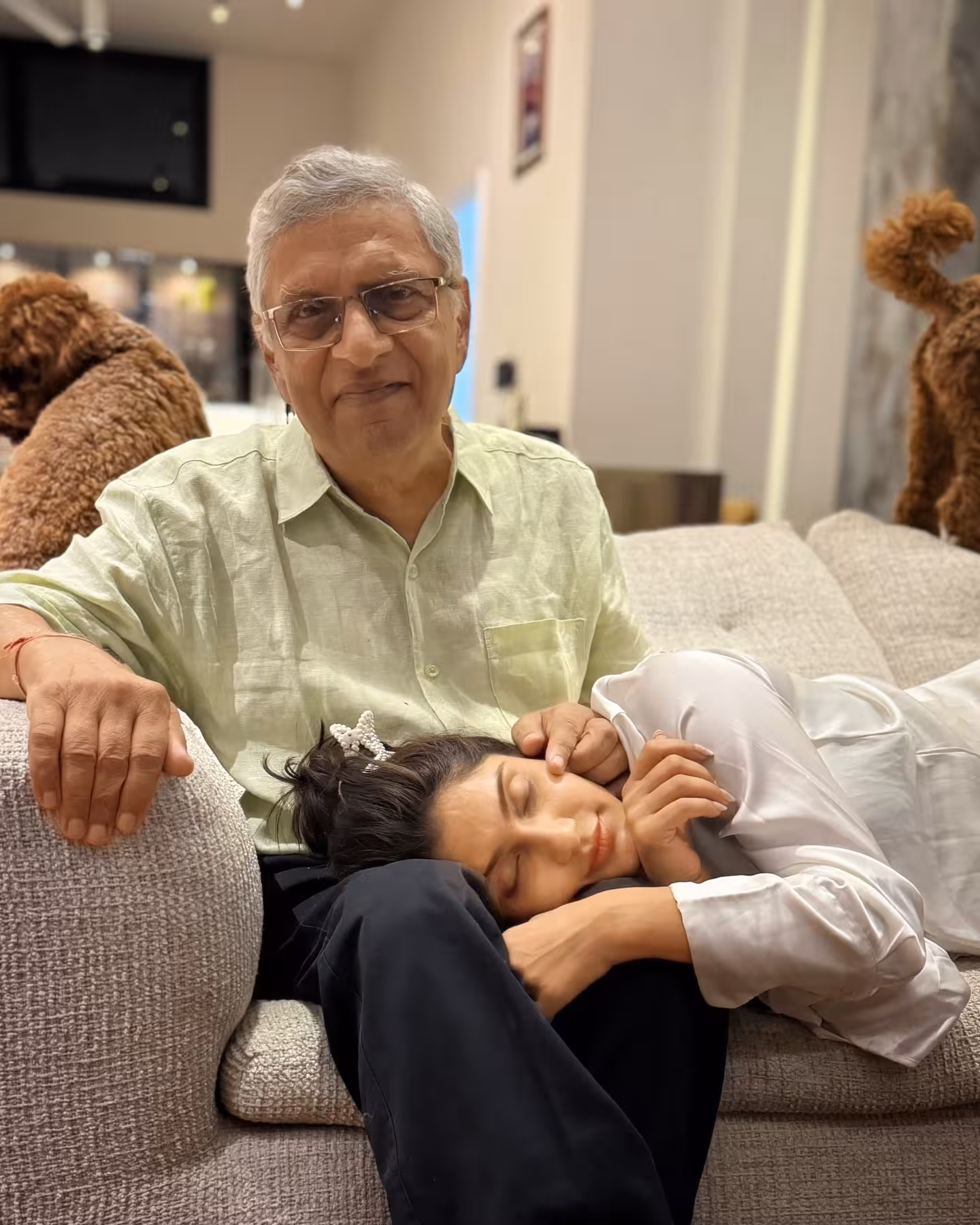 Ishita Raj Sharma Flies Cross-Countries For Dad’s Birthday Hug Jet-setting to Dad’s birthday, the actress embraces a heartfelt moment underscoring family bonds.