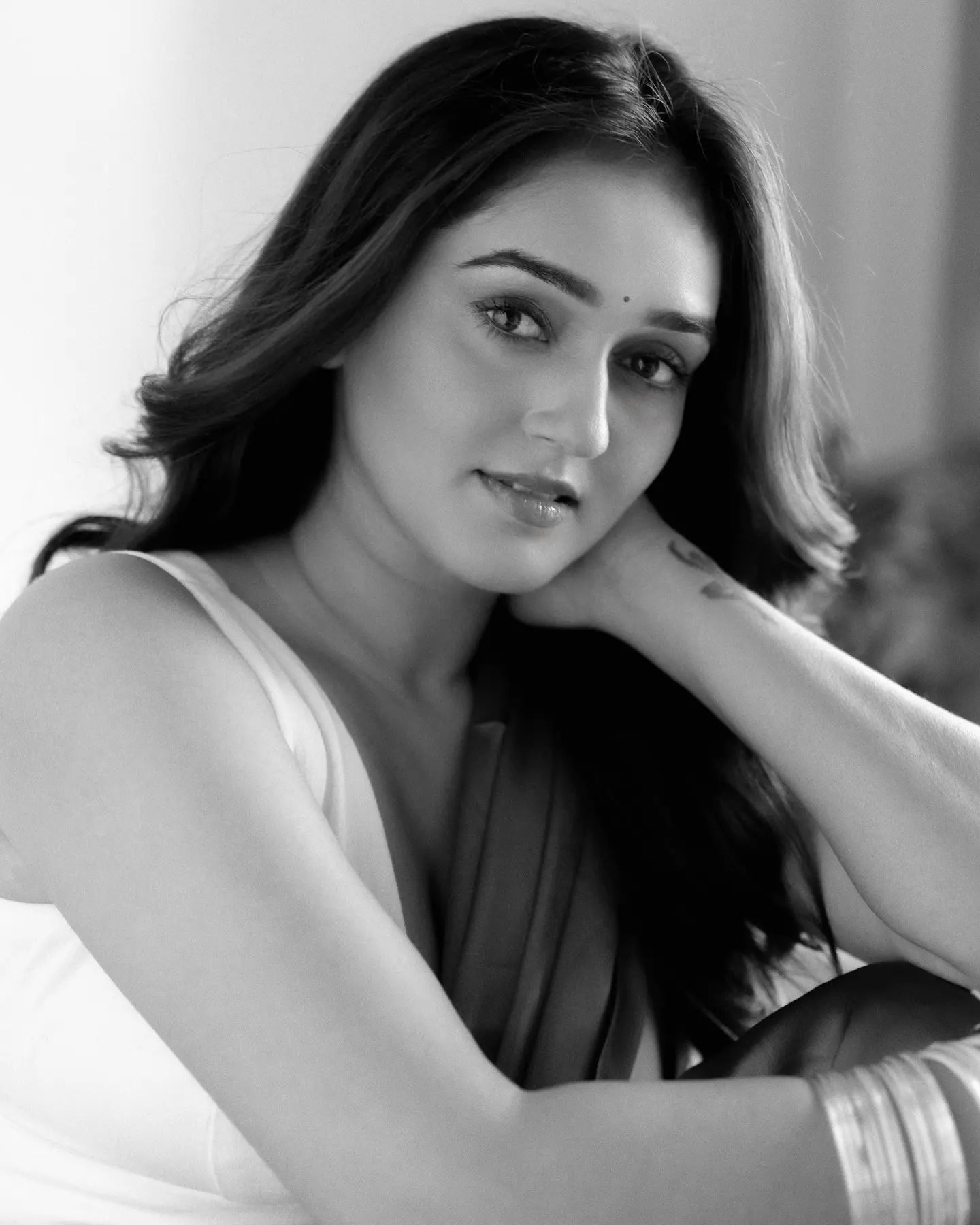 Ishq Kije: Tanya Sharma’s Elegant Saree Portrait Capturing soulful moments in monochrome and vibrant tradition to redefine classic Indian style.
