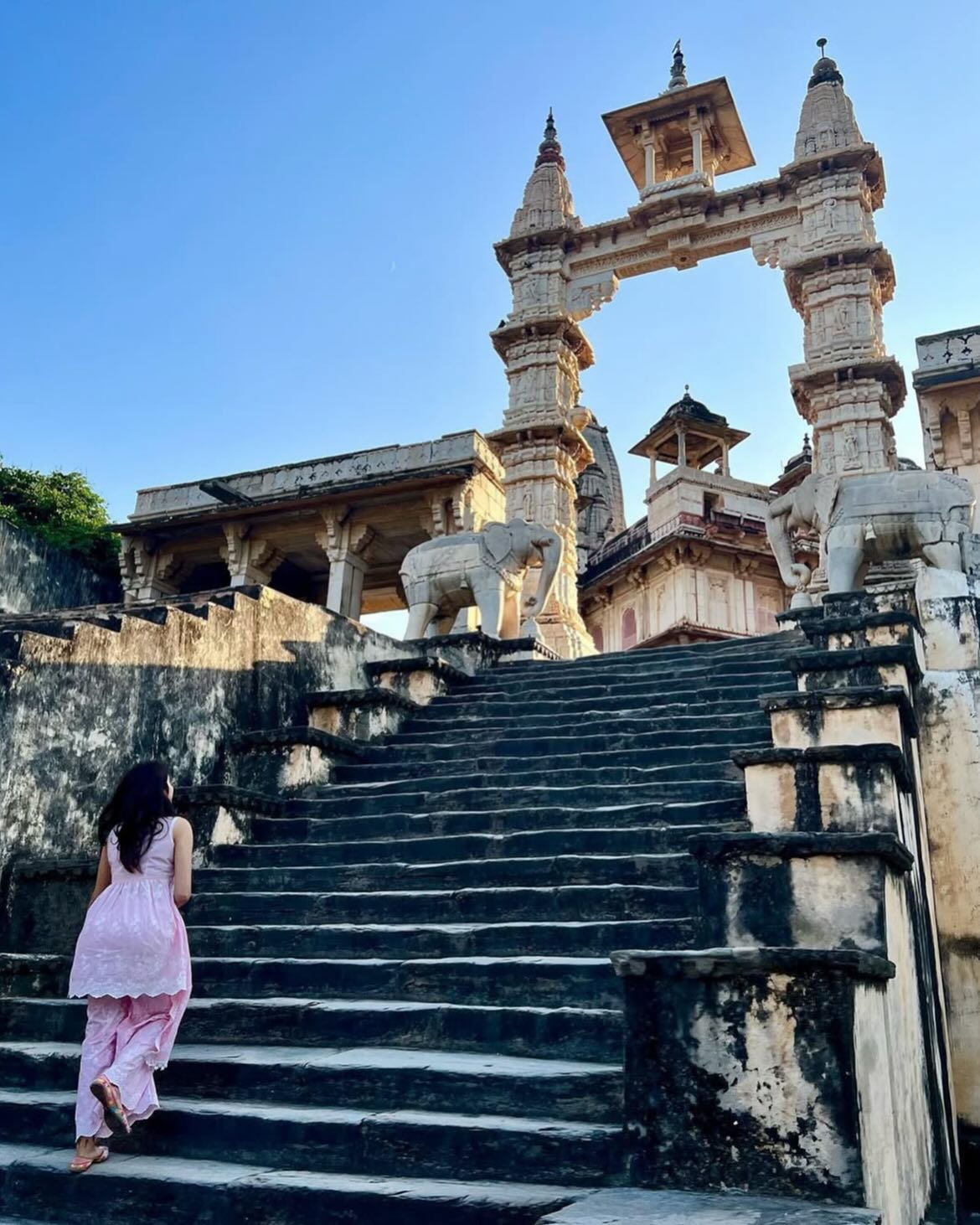 Janhvi Kapoor Seeks Sacred Blessings