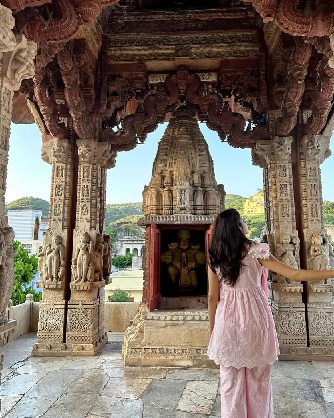 Janhvi Kapoor Seeks Sacred Blessings