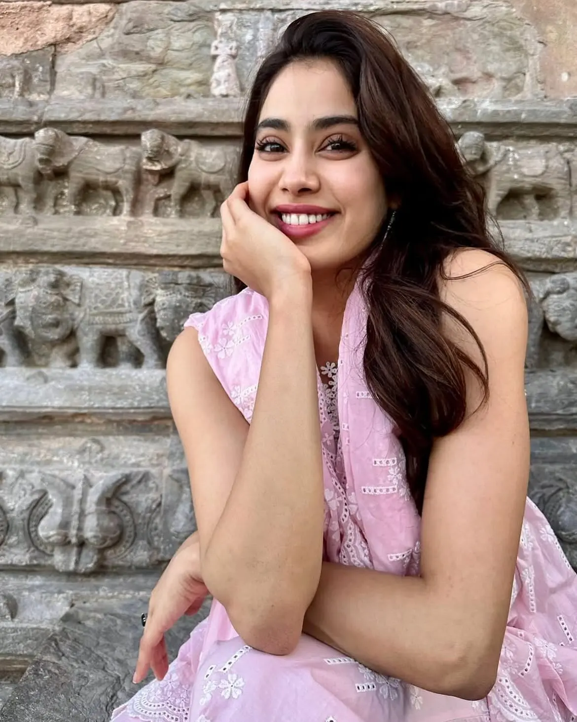 Janhvi Kapoor Seeks Sacred Blessings