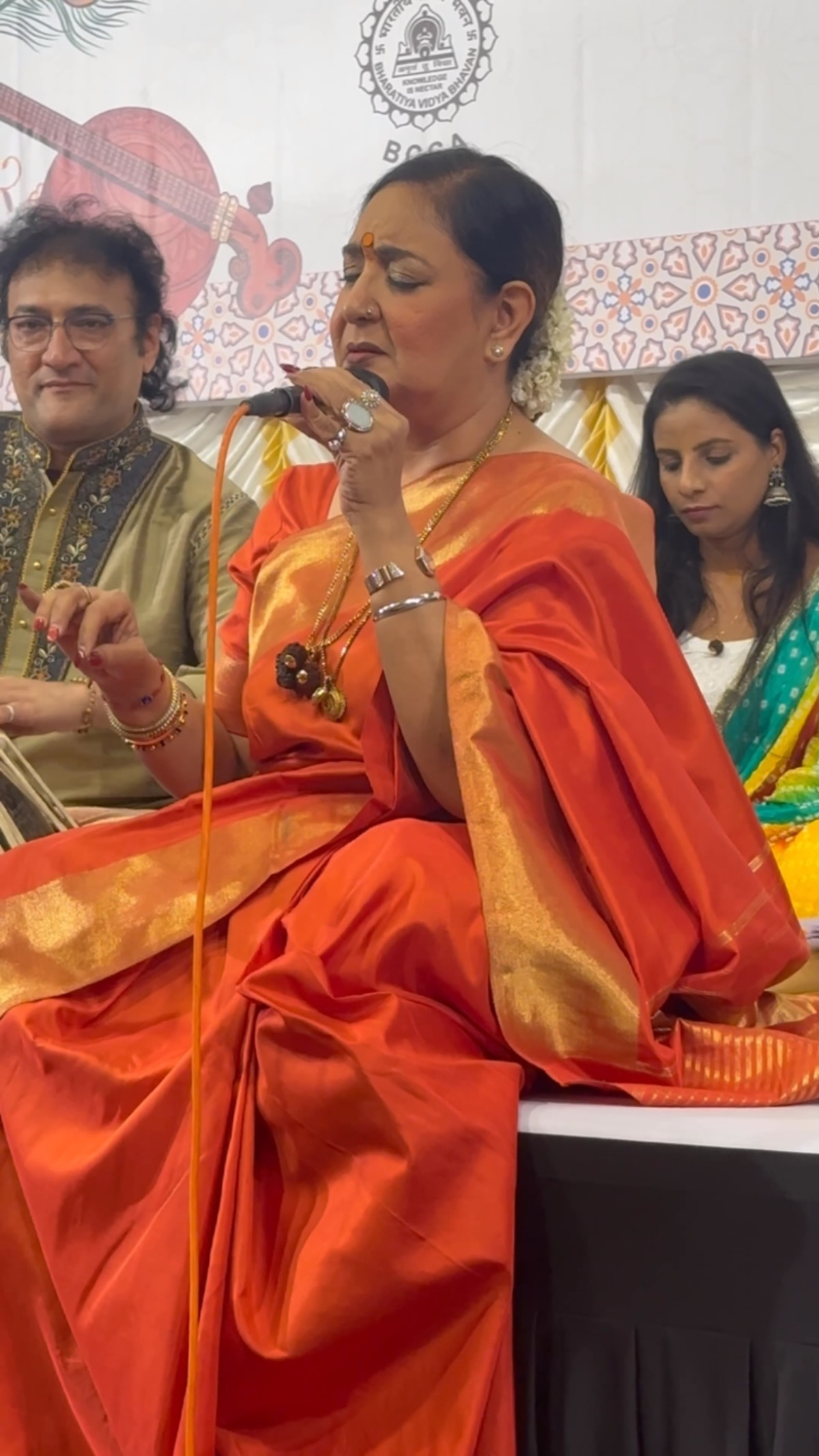 Jaspinder Narula Embraces Ghazal’s Timeless Art Bollywood singer Jaspinder Narula captivates fans with a heartfelt display of ghazal art.!!