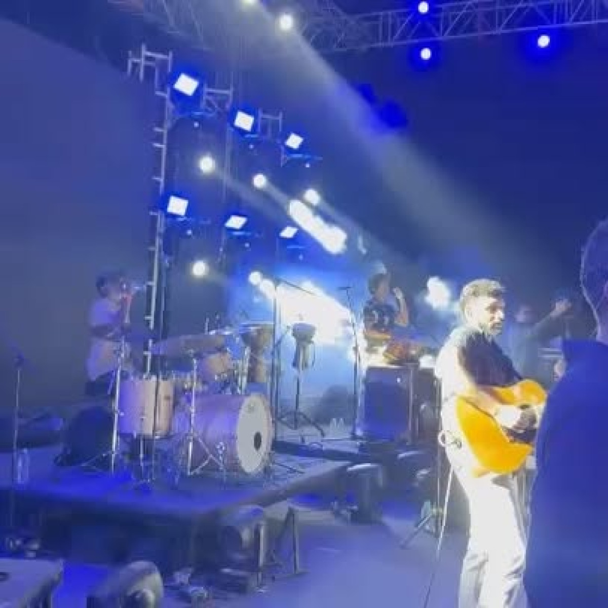 Famed artist mesmerizes the audience with heartfelt live performance.