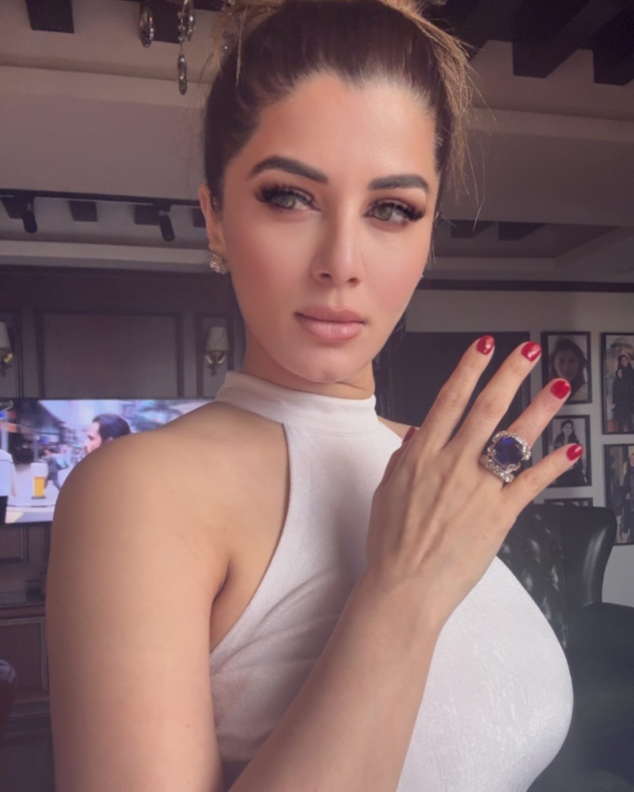 Kainaat Arora Shines in New April Update