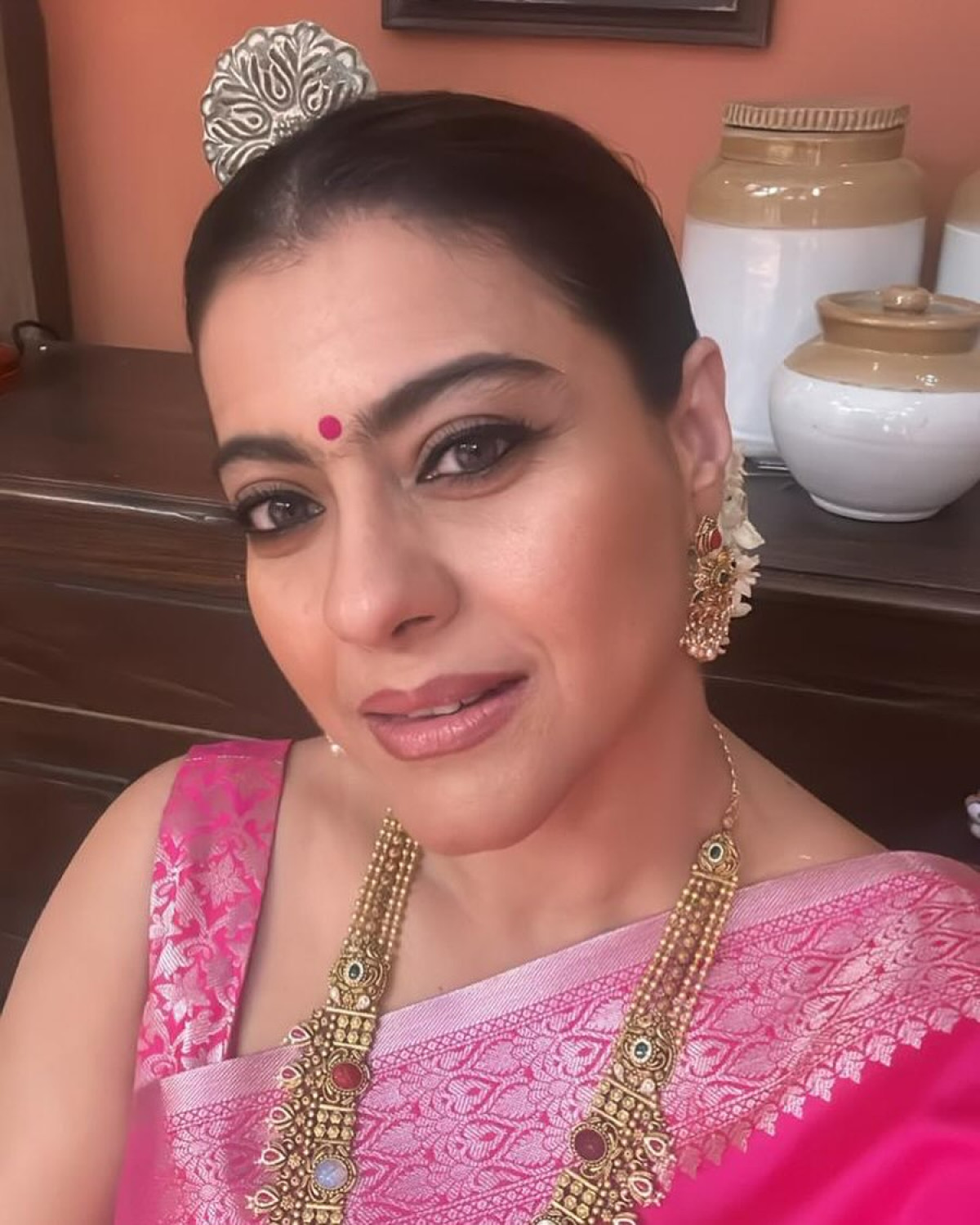 Kajol’s Cryptic Insta Message Stuns Fans Bollywood icon Kajol urges urgency in a playful message, stirring curiosity among fans.!!