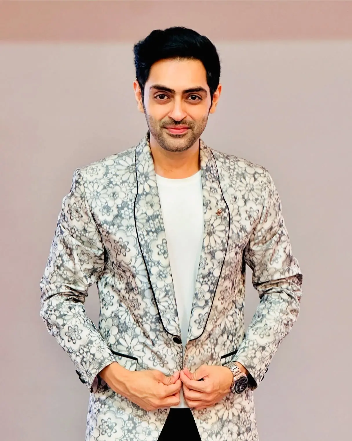 Karan Singh Chhabra Stuns In Floral Coat At An Awards Event The actor stuns in a floral attire at Zee Cine Awards.