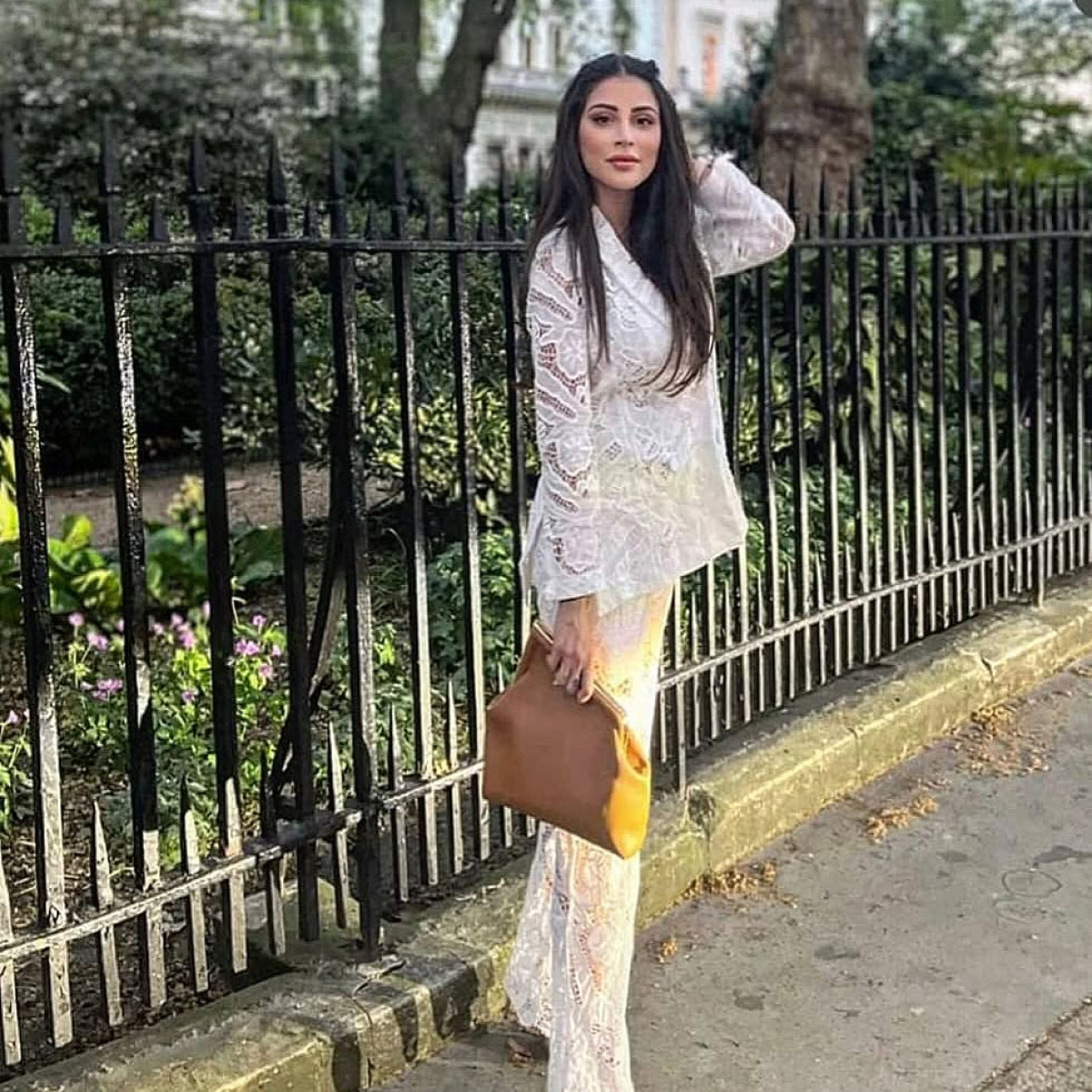 Karishma Kotak Shines In Darling Buds Of May Elegant broadcaster hosts cricket’s showdown with flair and vintage charm on Instagram!!!