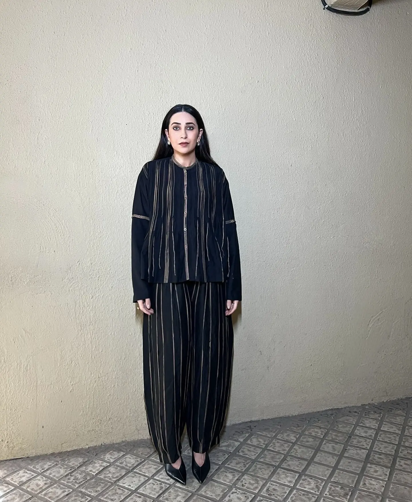 Karisma Kapoor Shares Cozy Moments With Chai And Cheese Toast Actress unveils a cozy moment with chai, cheese toast, and heartfelt chats.