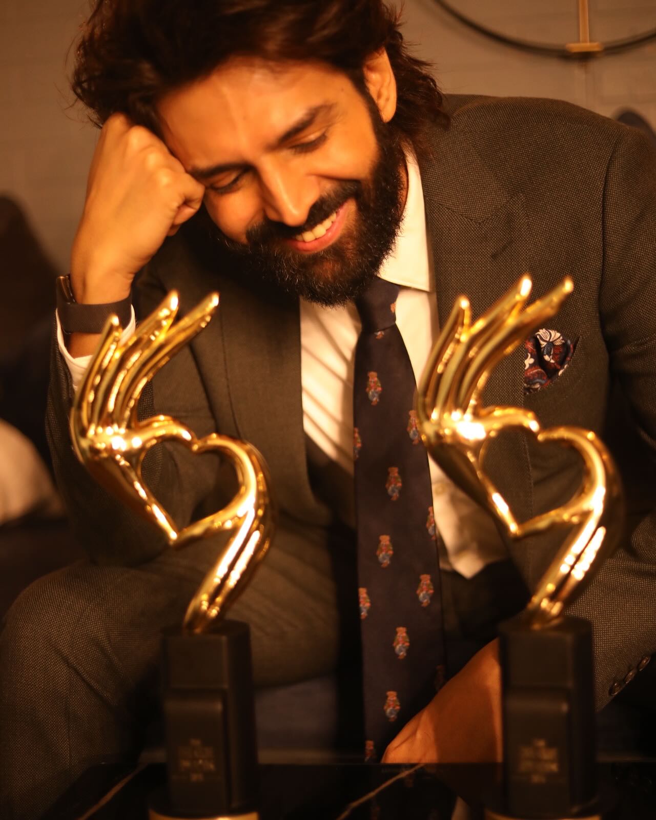 Kartik Aaryan Sweeps Dual Awards At Zeecine 2024 Double win excites fans; the actor clinches both critics and popular awards in 2024!! Yay