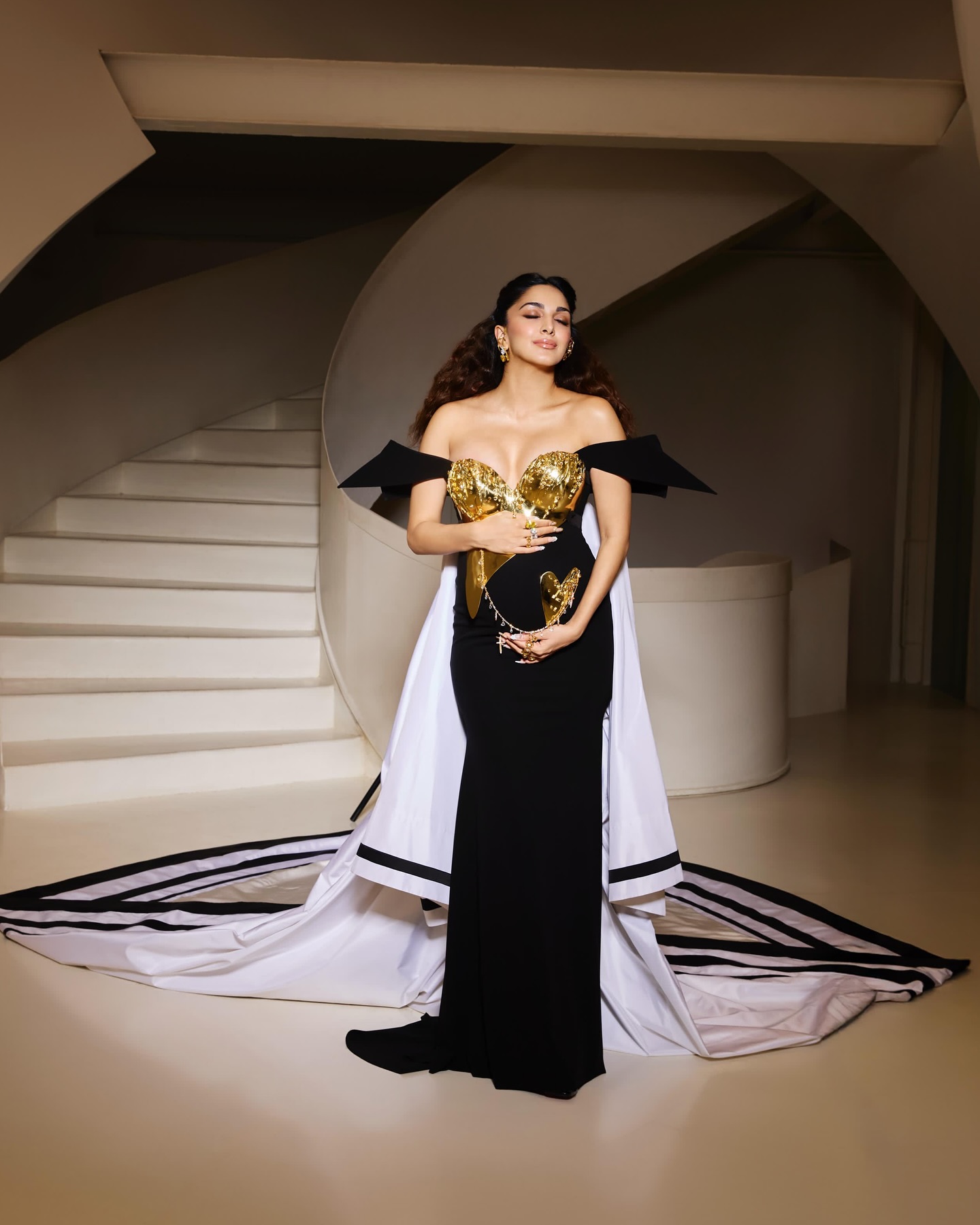 Kiara Advani Stuns In Chic Monday May Ensemble