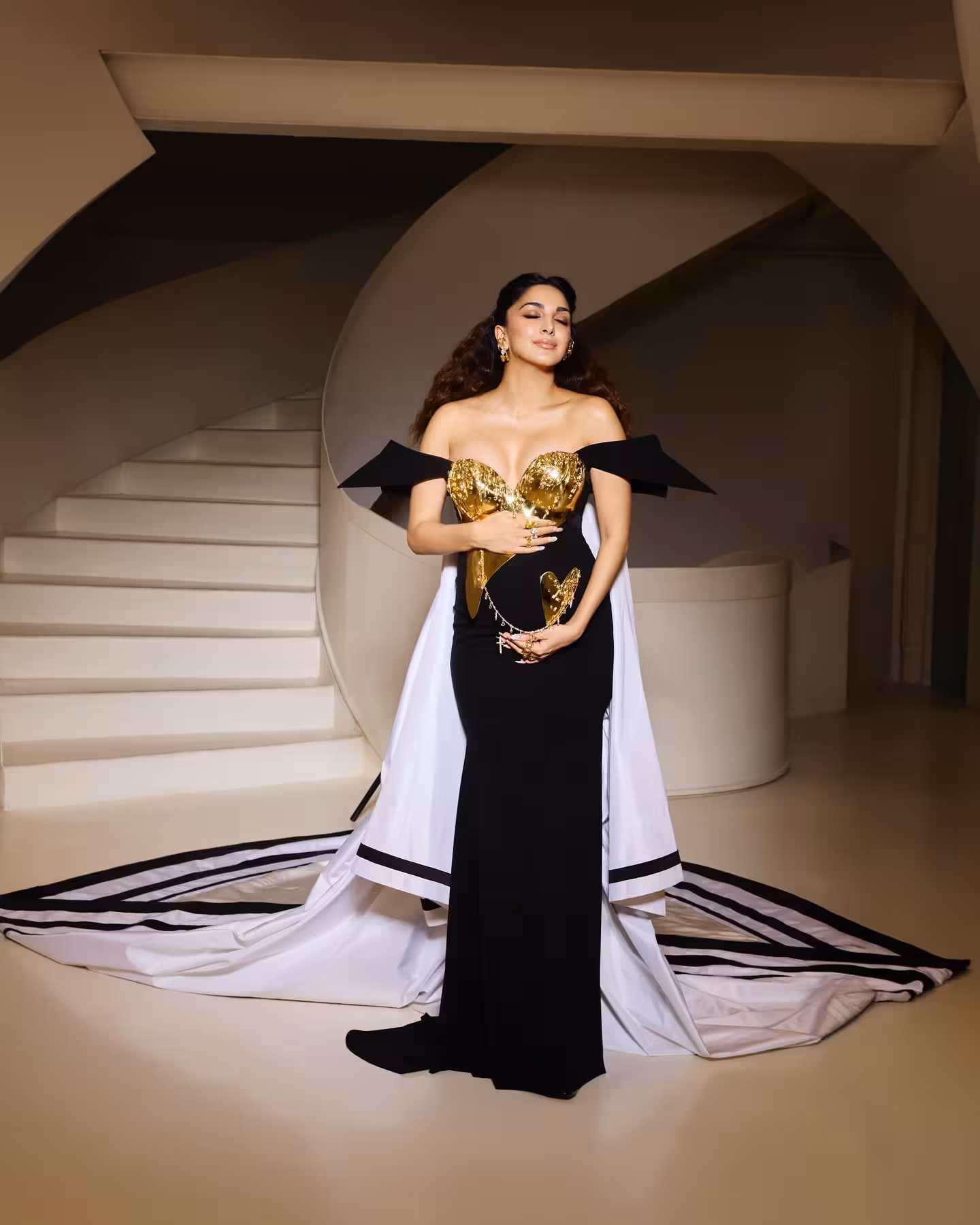 Kiara Advani Stuns In Chic Monday May Ensemble