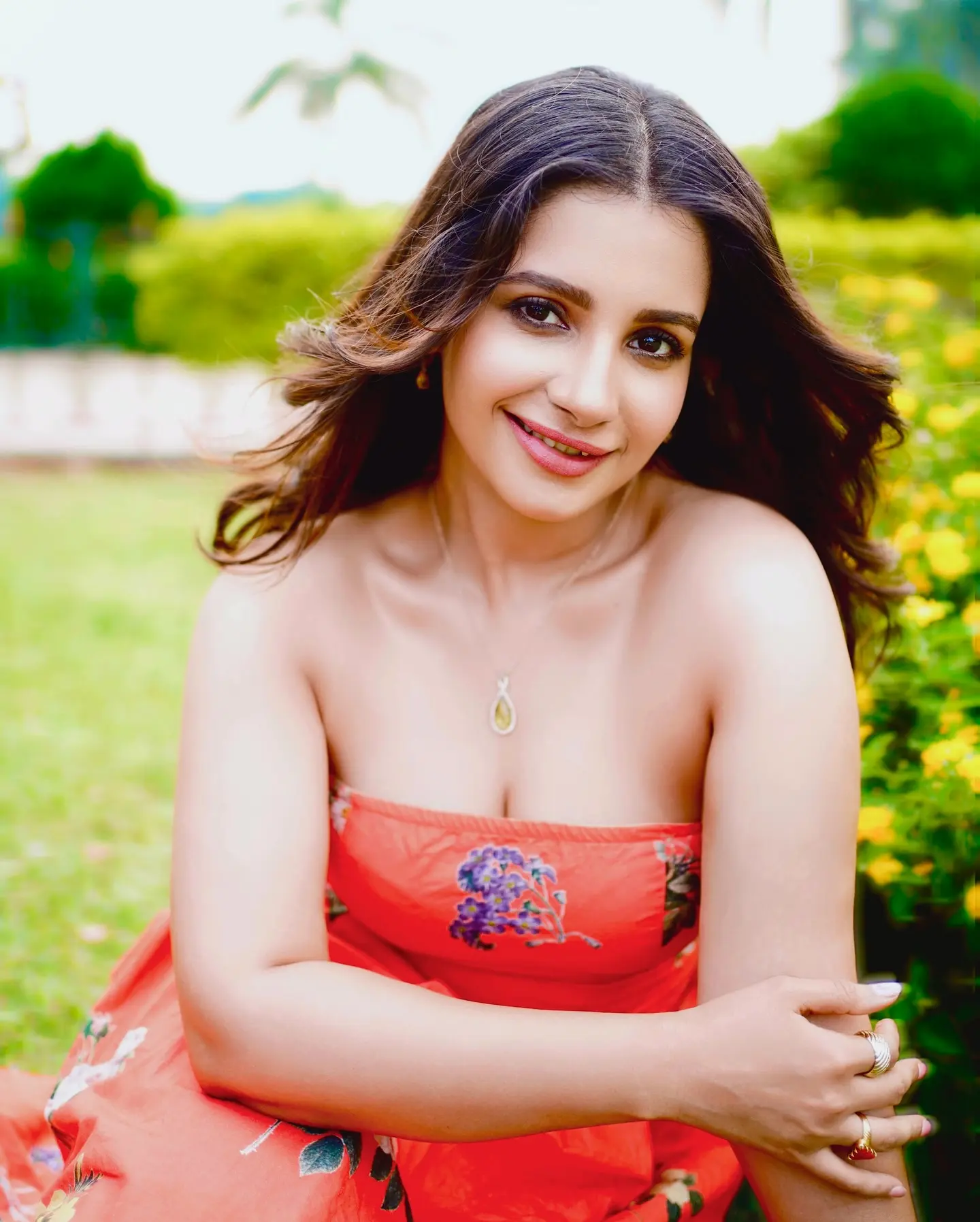 Kolkata Classics: Angana Roy’s Floral Fashion Moment City chic meets poetic beauty as the renowned star exudes pure sophistication and allure!