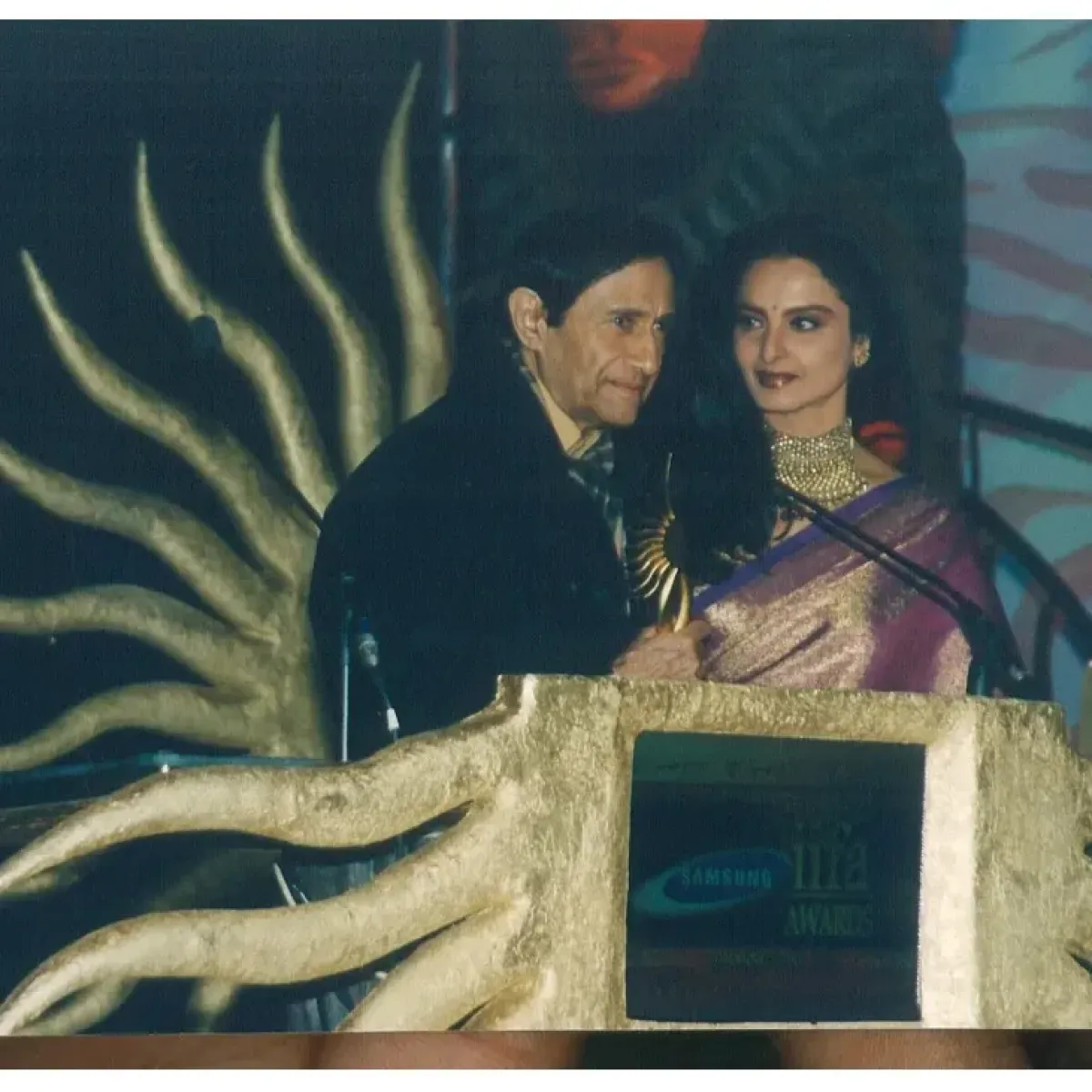 Legends Unite At IIFA Dev Anand and Rekha reignited Bollywood charm at IIFA 2003, a timeless stage spectacle!!!