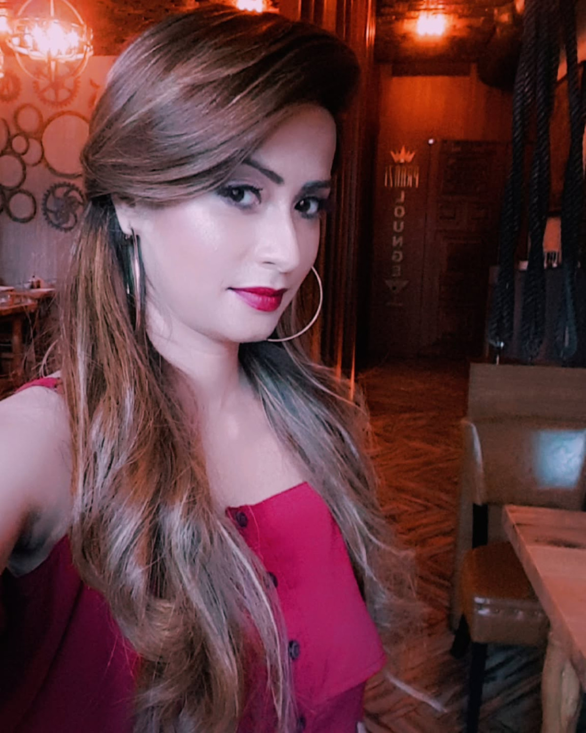 Limited Edition Vibes: Dimple’s Unfiltered Friday Mood Experience Dimple Jhangiani’s bold weekend vibes with attitude and a limited edition flair.
